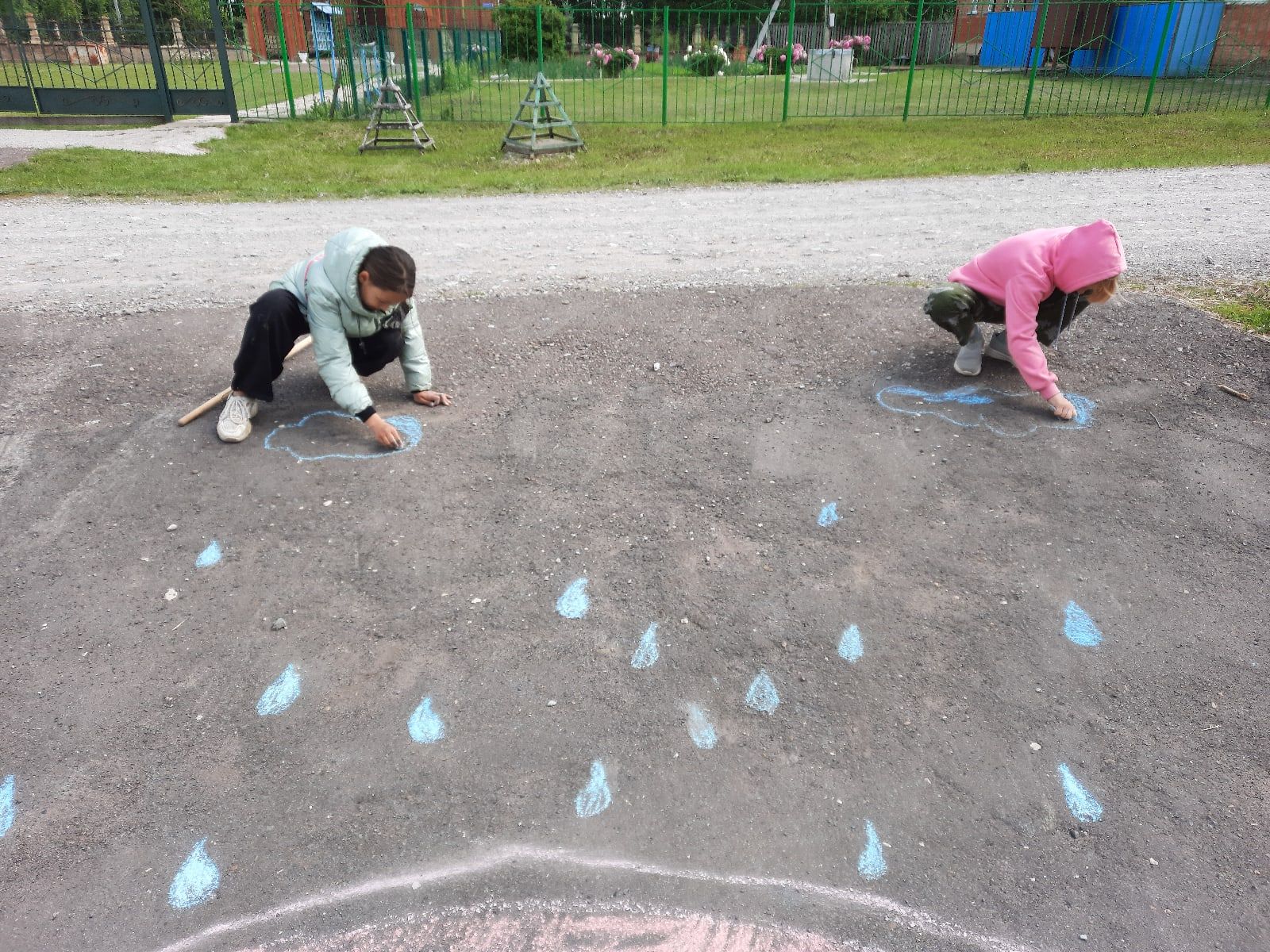 Цветные мелки и фантазия: дети чистопольского села рисовали на асфальте