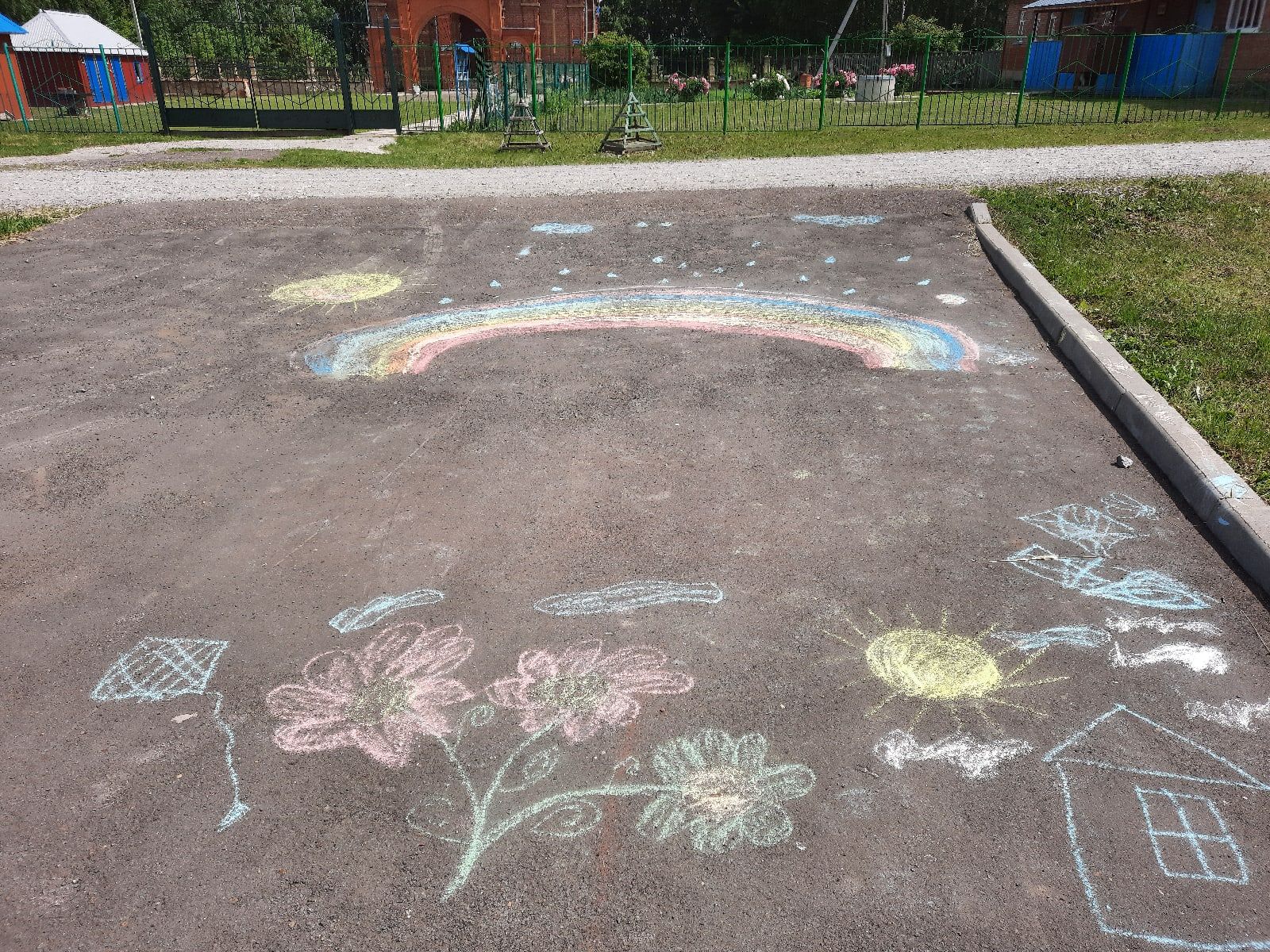 Цветные мелки и фантазия: дети чистопольского села рисовали на асфальте