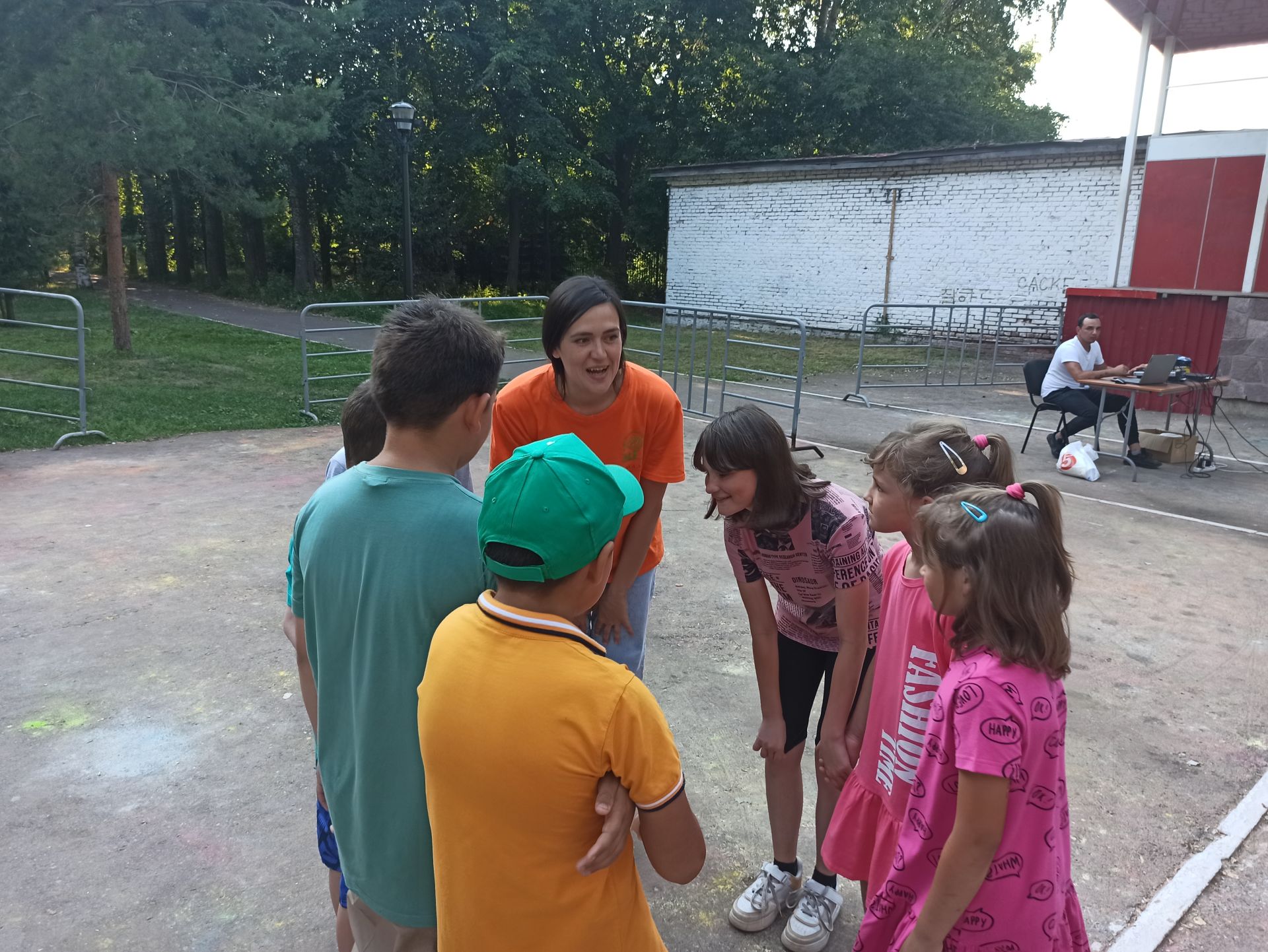 Игры, песни, мороженое: в Чистополе для детей провели увлекательный квест