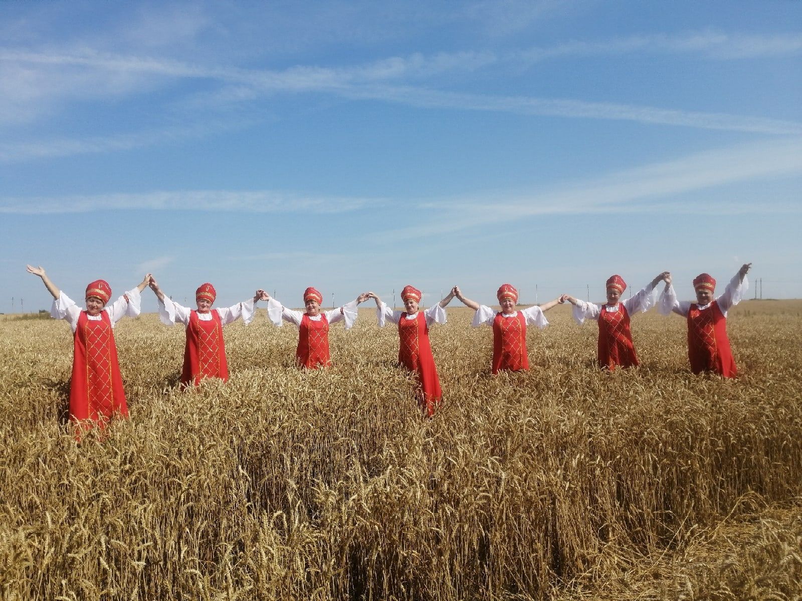 На поле – с концертом: вокальный ансамбль «Сударушка» порадовал песнями хлеборобов Чистопольского района