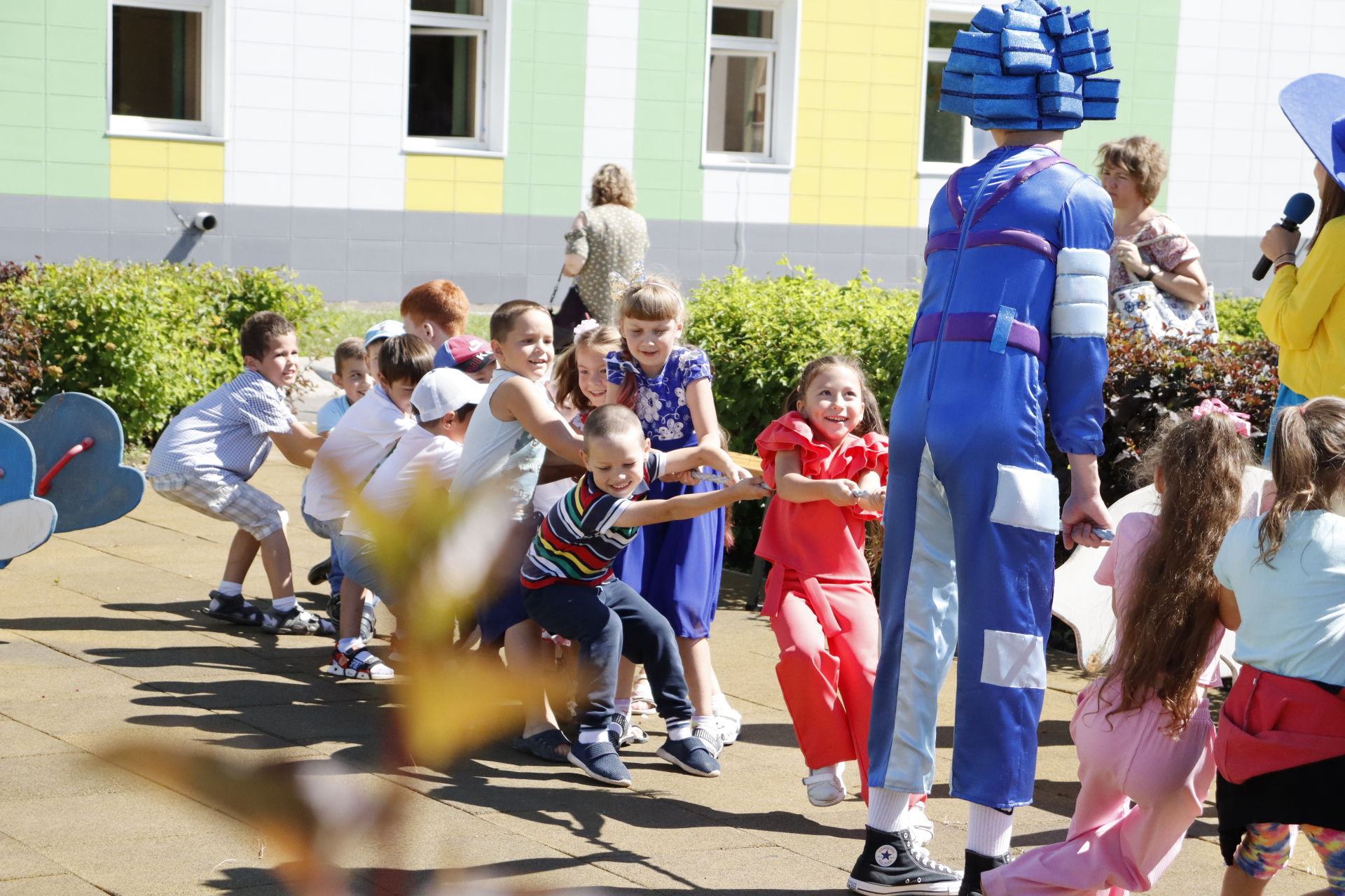 Детям сотрудников Чистопольской ЦРБ вручили подарки для школы (фоторепортаж)