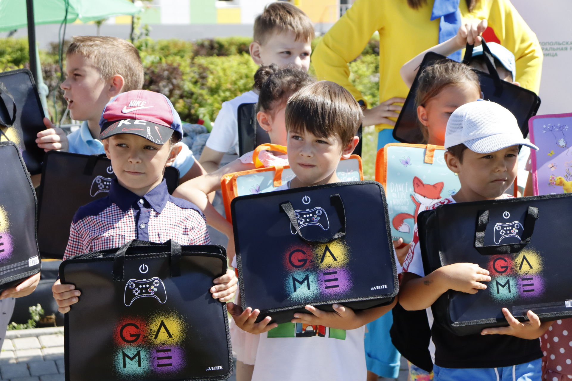 Детям сотрудников Чистопольской ЦРБ вручили подарки для школы (фоторепортаж)
