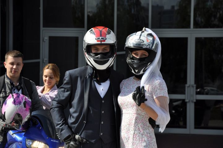 Молодая пара в Челнах на регистрацию своего брака приехала на мотоциклах