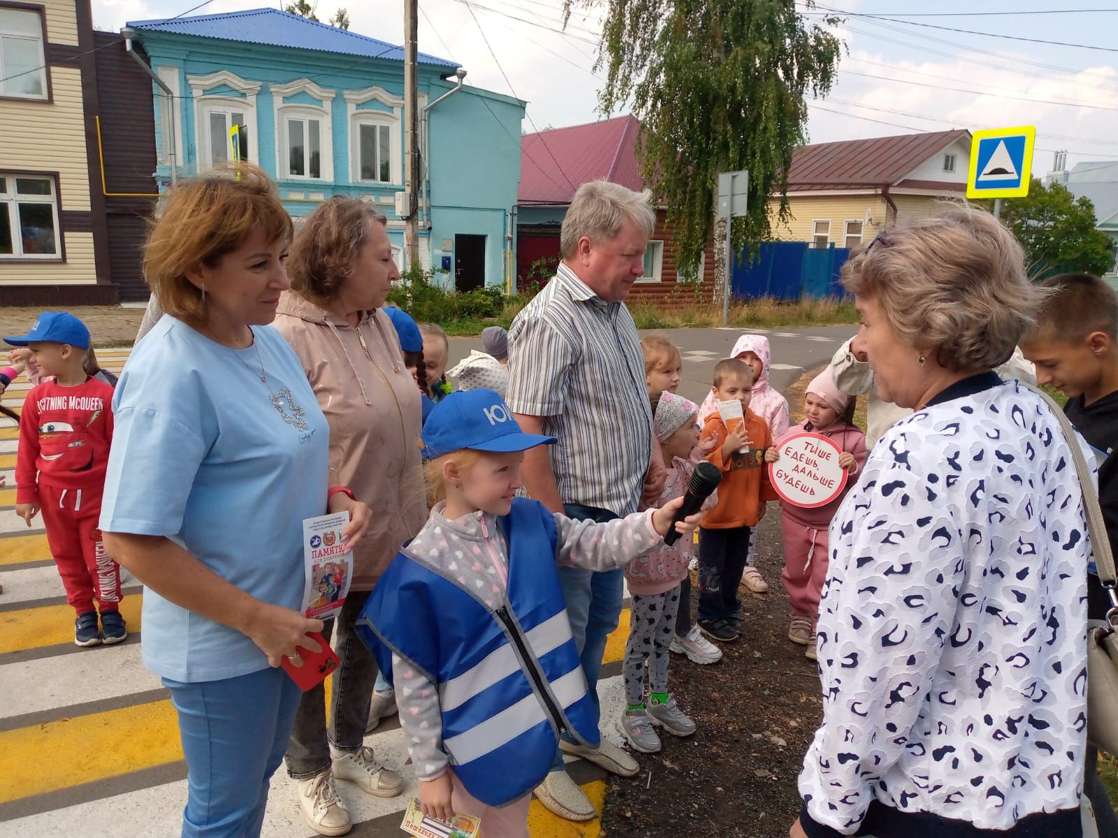 Безопасный переход: чистопольские малыши учились переходить дорогу вместе с сотрудниками Госавтоинспекции