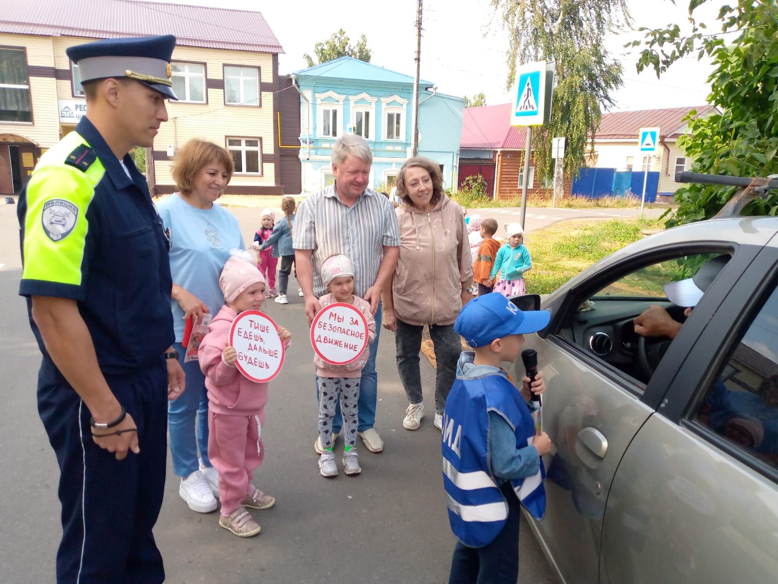 Безопасный переход: чистопольские малыши учились переходить дорогу вместе с сотрудниками Госавтоинспекции
