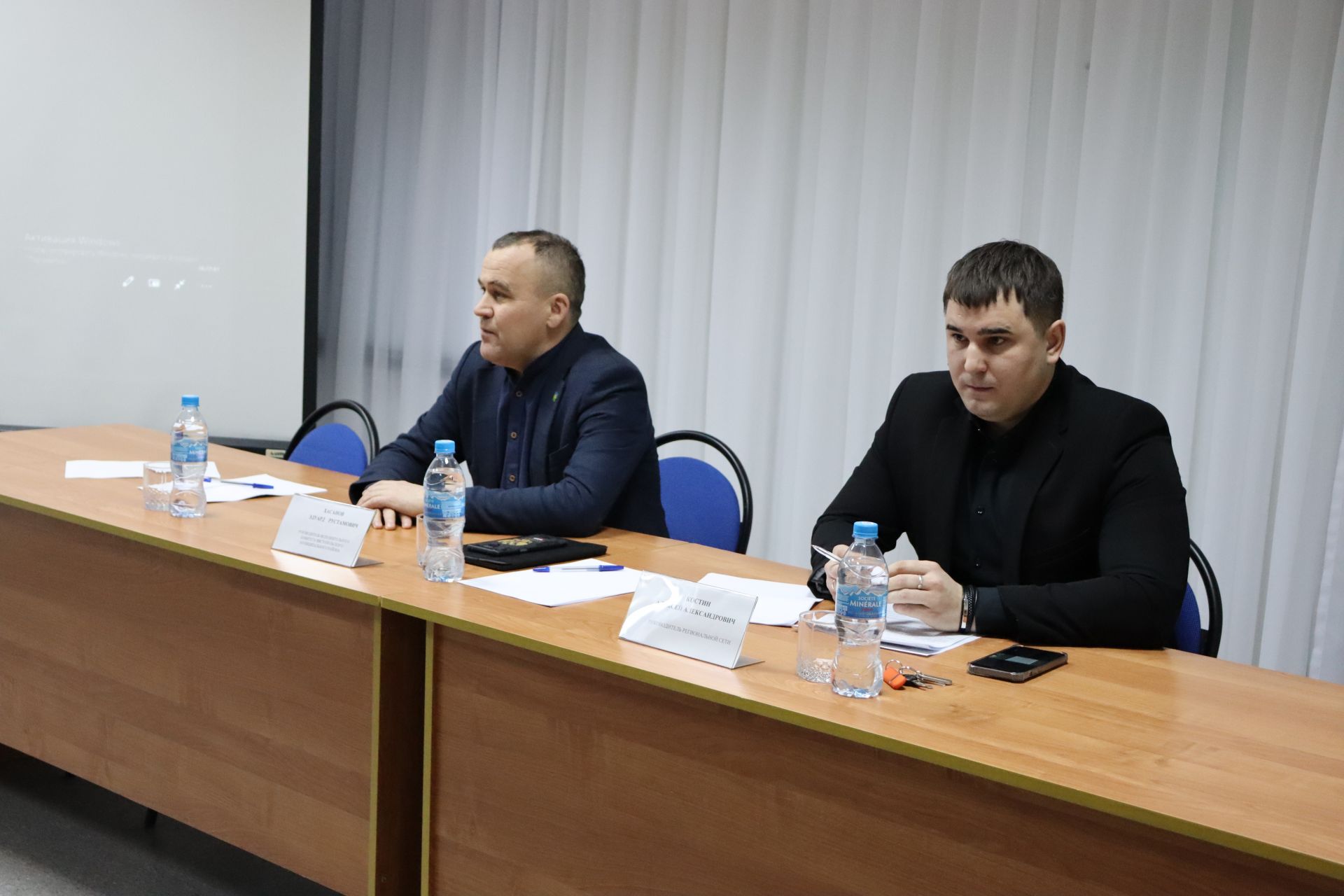 В ходе схода граждан руководитель райисполкома Эдуард Хасанов ответил на вопросы коллективов