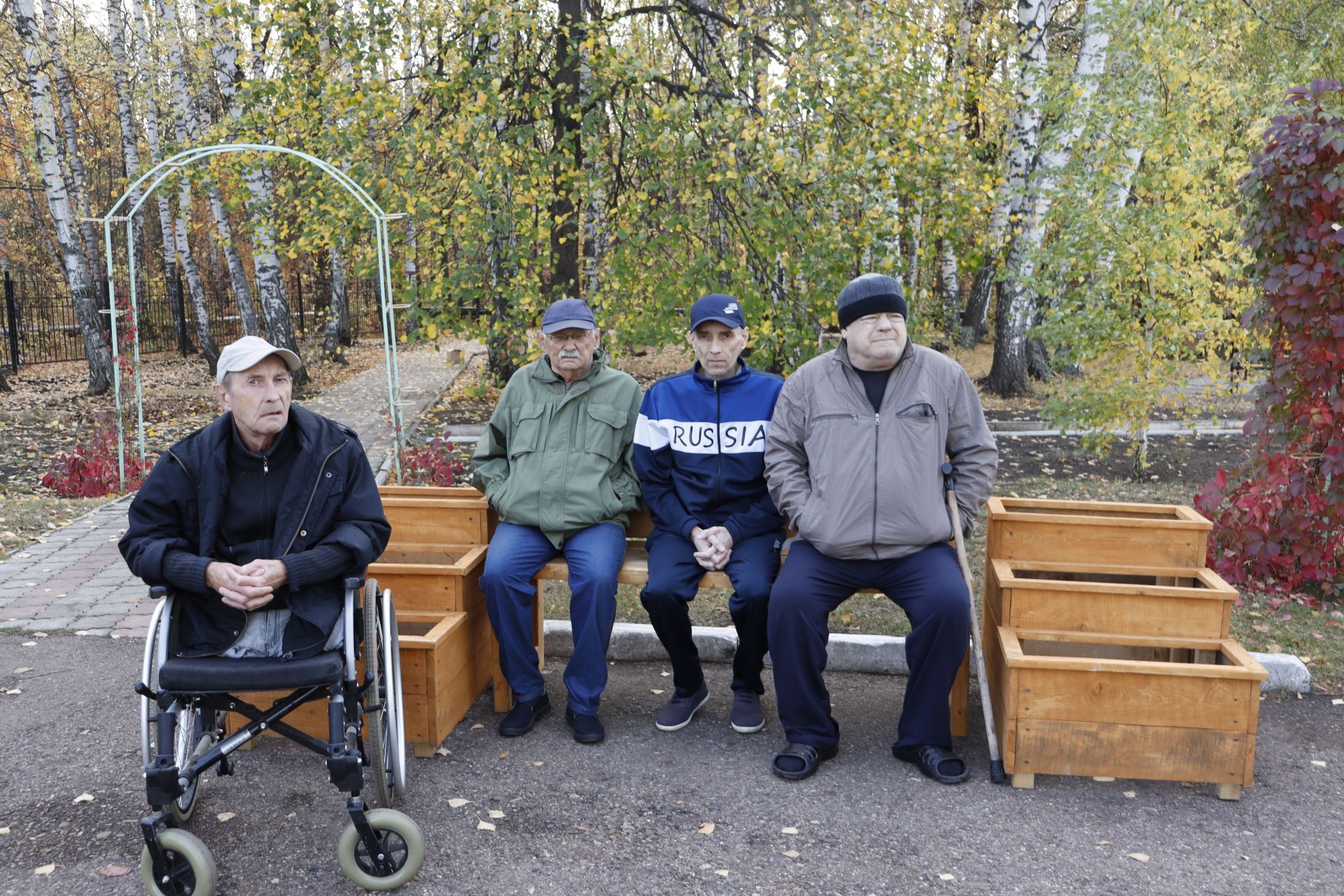 В Чистопольском доме престарелых установили новые скамейки и кашпо для цветов