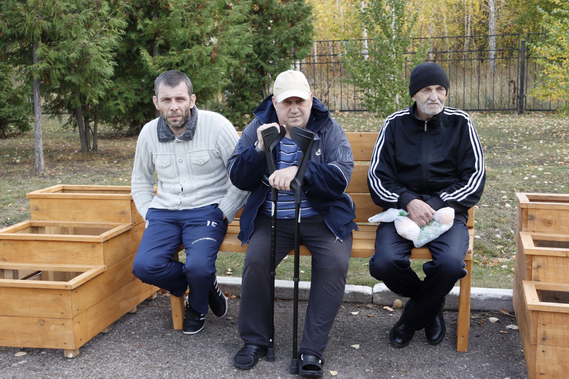 В Чистопольском доме престарелых установили новые скамейки и кашпо для цветов