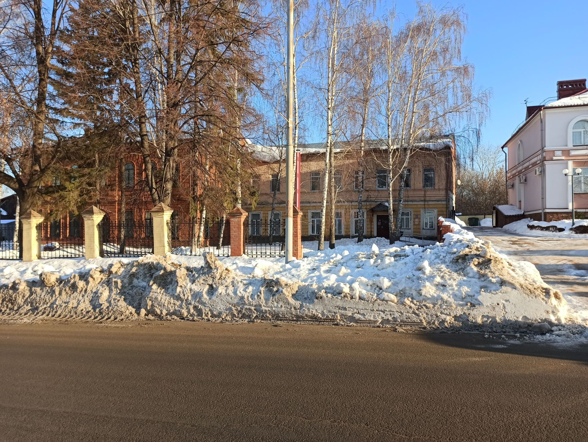 Представитель Чистопольского общества инвалидов просит очистить от сугробов проезд к учреждению