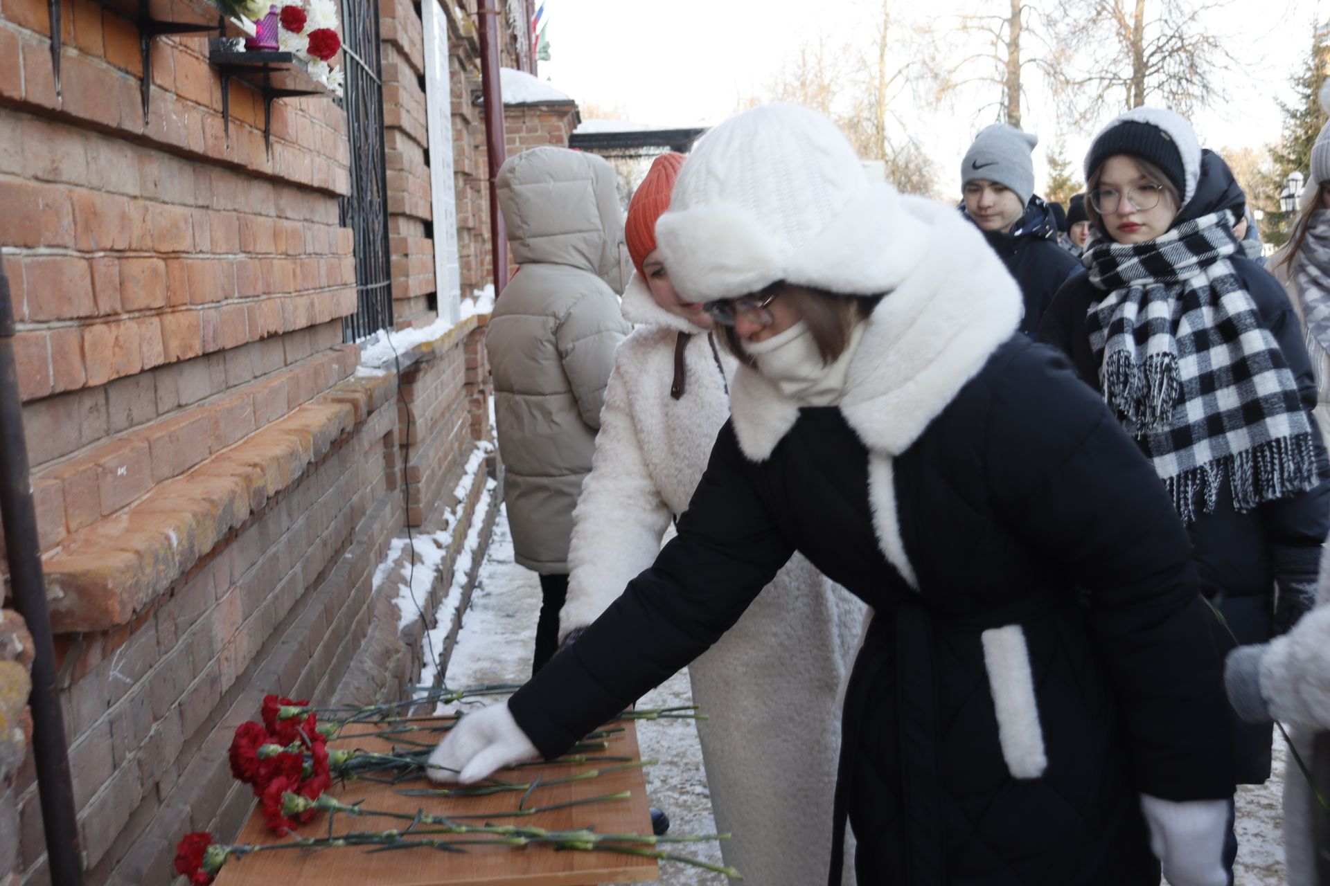 1нче мәктәп бинасында махсус хәрби операциядә һәлак булганнар истәлегенә мемориаль такталар ачылды