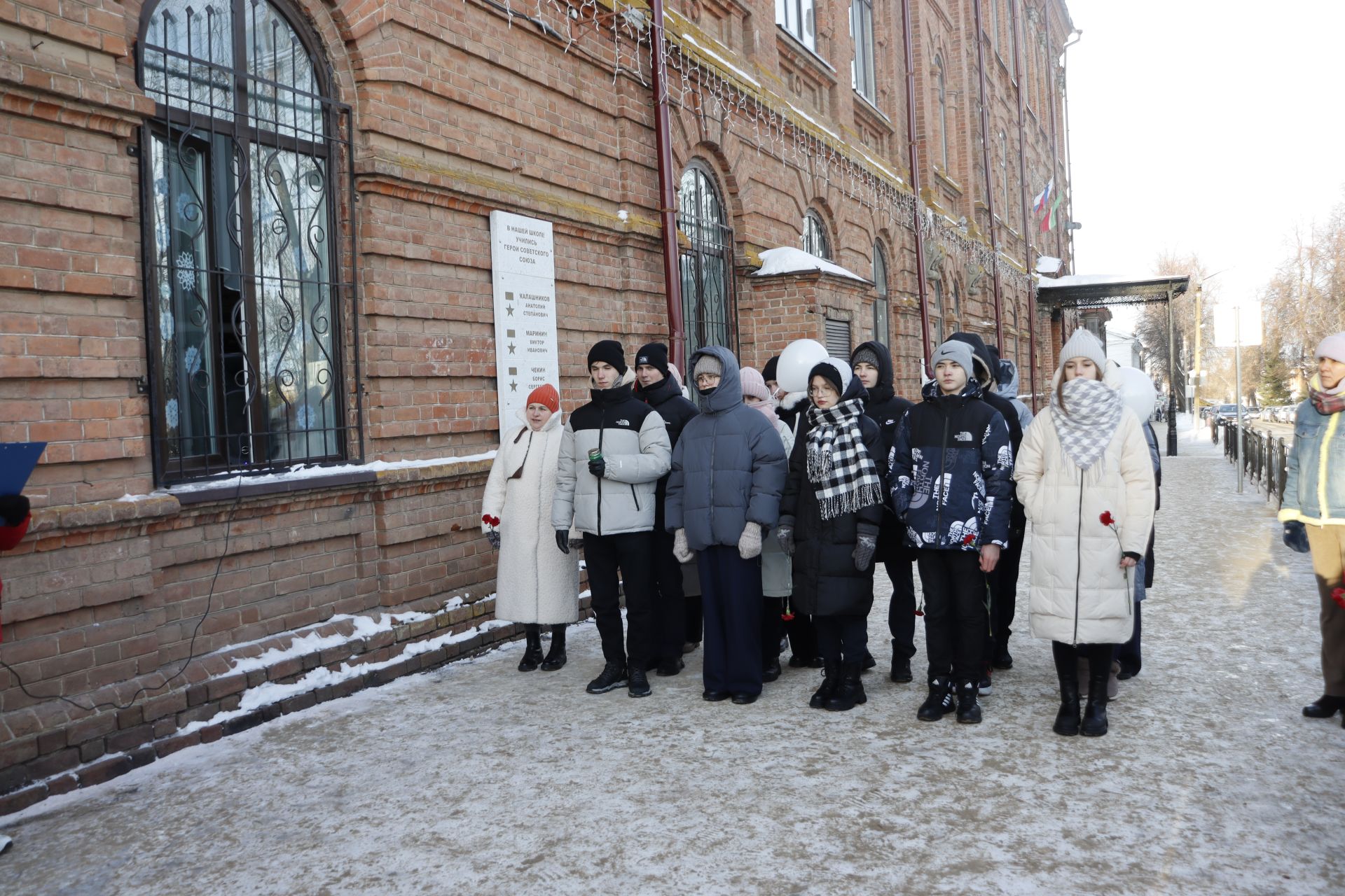 1нче мәктәп бинасында махсус хәрби операциядә һәлак булганнар истәлегенә мемориаль такталар ачылды