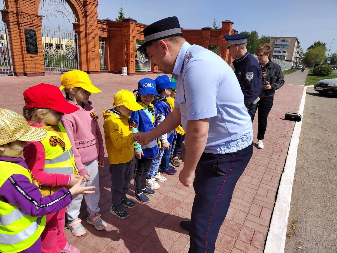 Воспитанники чистопольского детского сада подарили водителям и пешеходам бумажных голубей