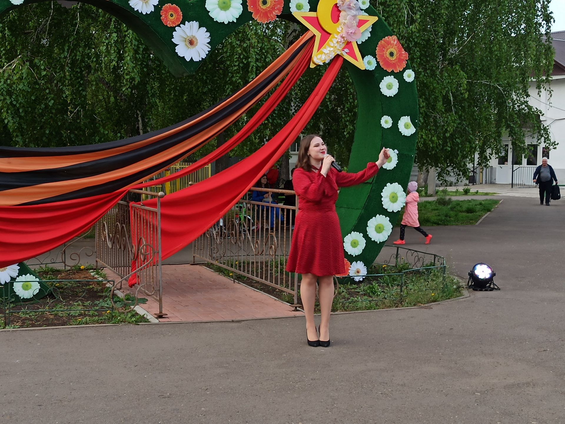 «Песни войны, песни Победы»: чистопольские артисты дали концерт под открытым небом