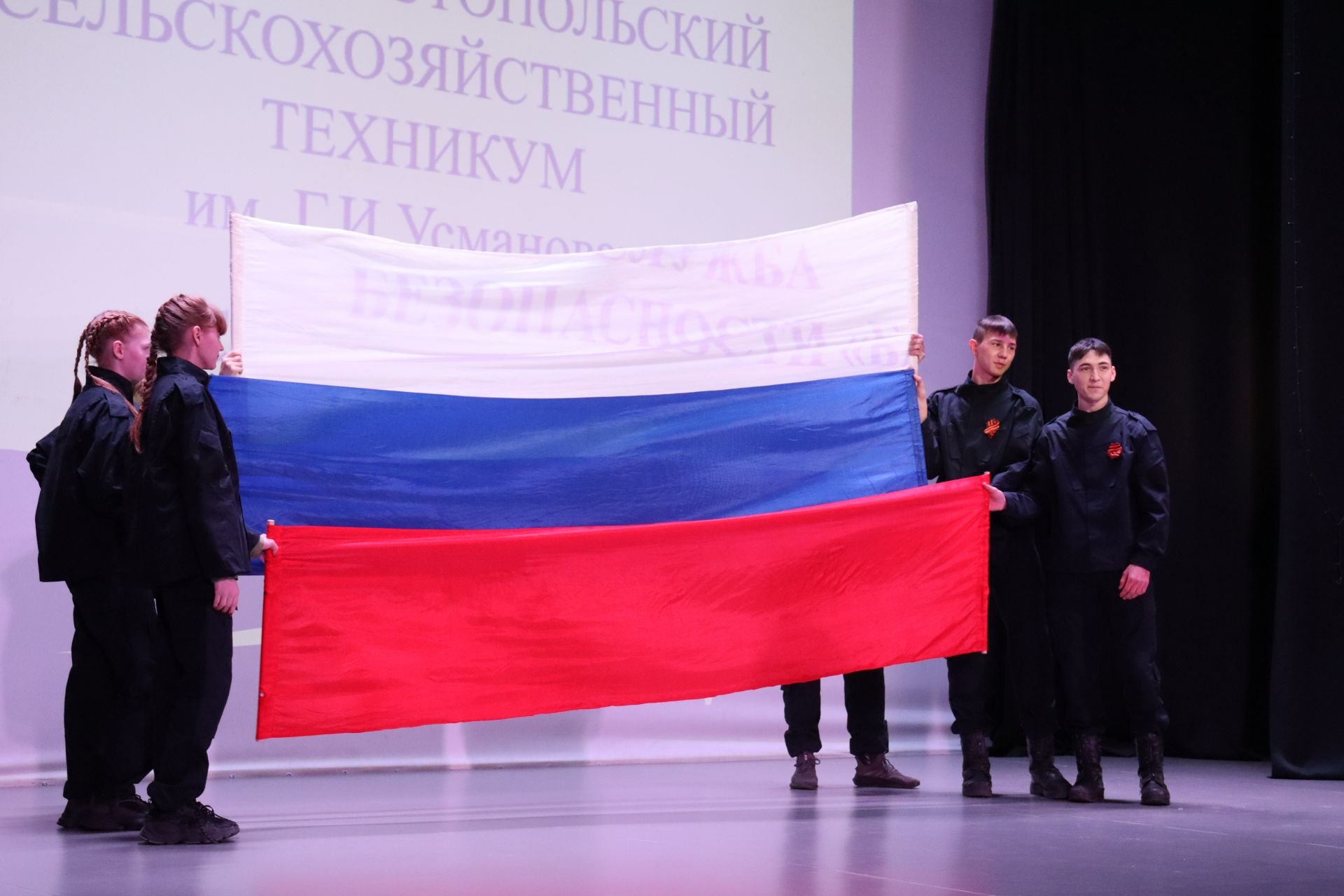 В Молодежном центре прошел конкурс солдатской песни