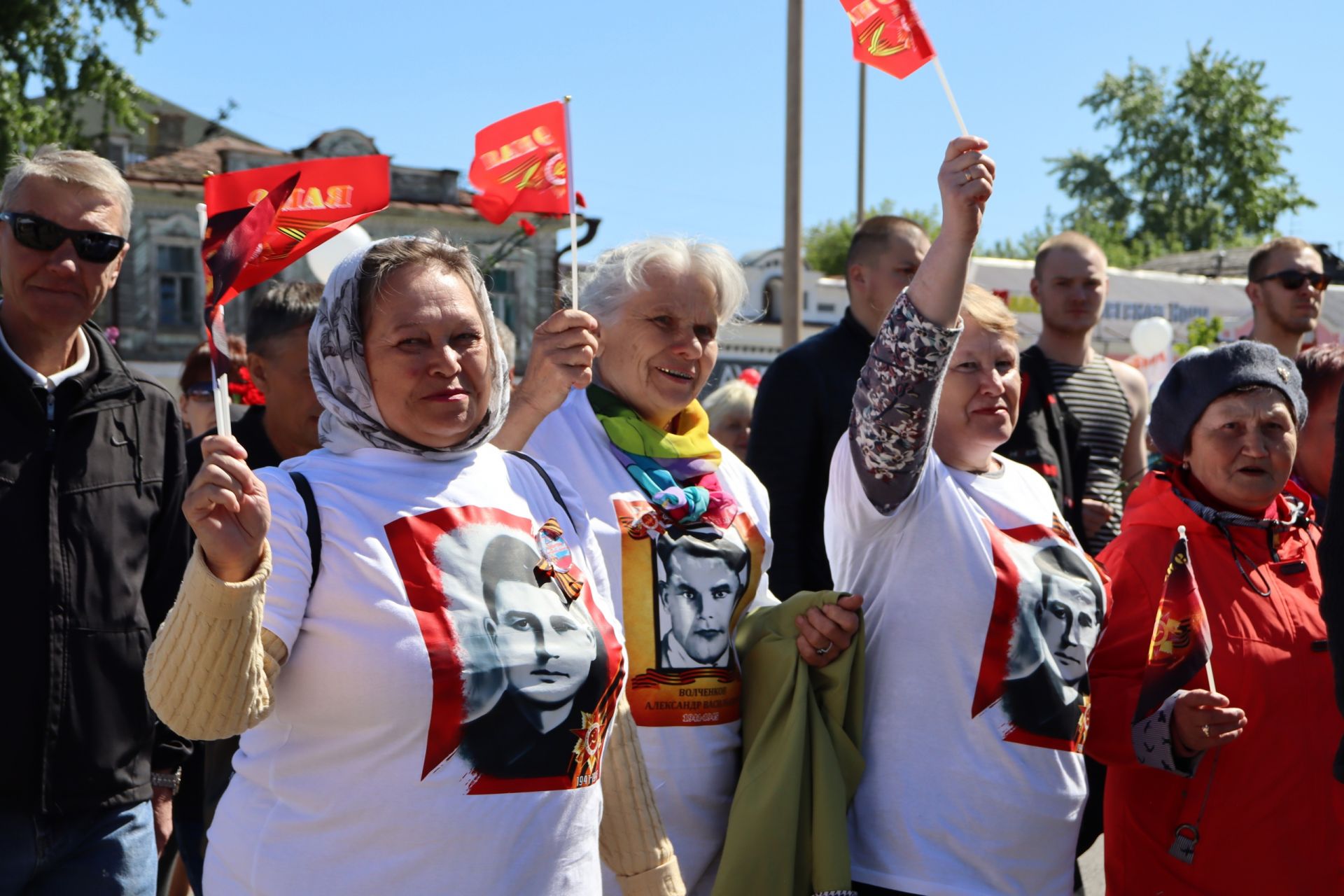 На митинге в День Победы отдельной колонной прошли волонтеры добровольческого движения «Чистополь-фронту»