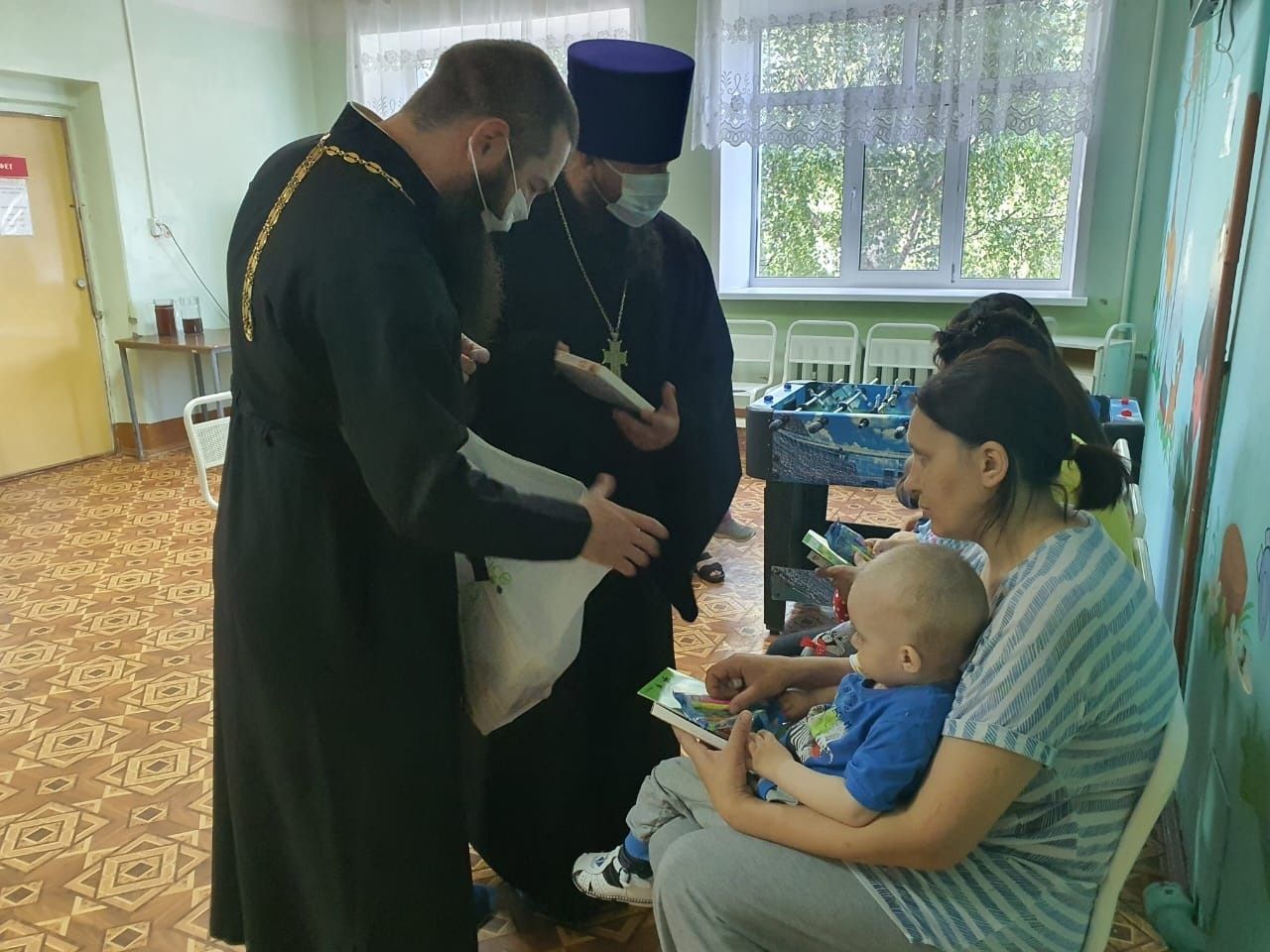 В День защиты детей священнослужители посетили маленьких пациентов Чистопольской ЦРБ