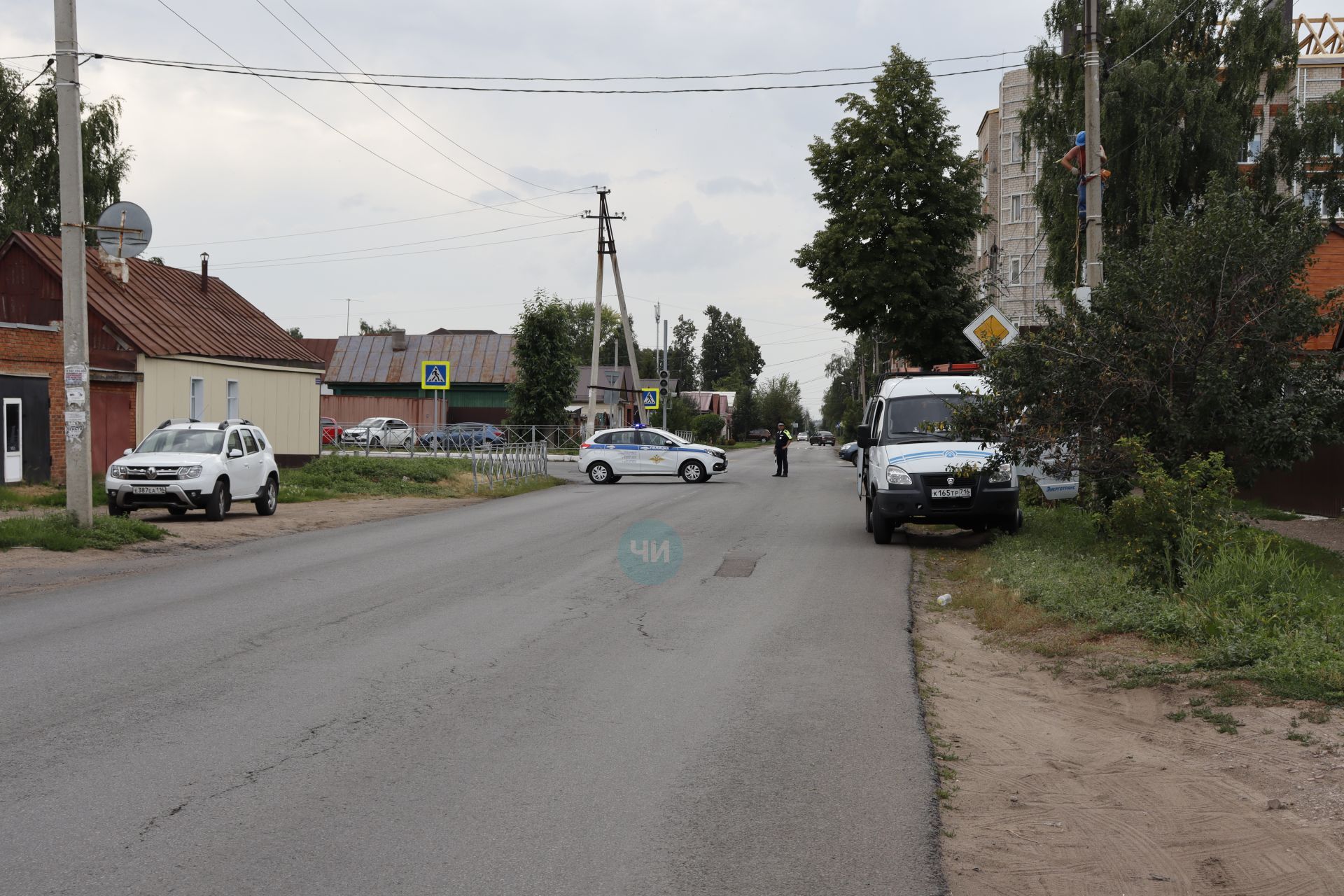 В Чистополе по улице Красноармейская перекрыли мост из-за пожара в частном доме