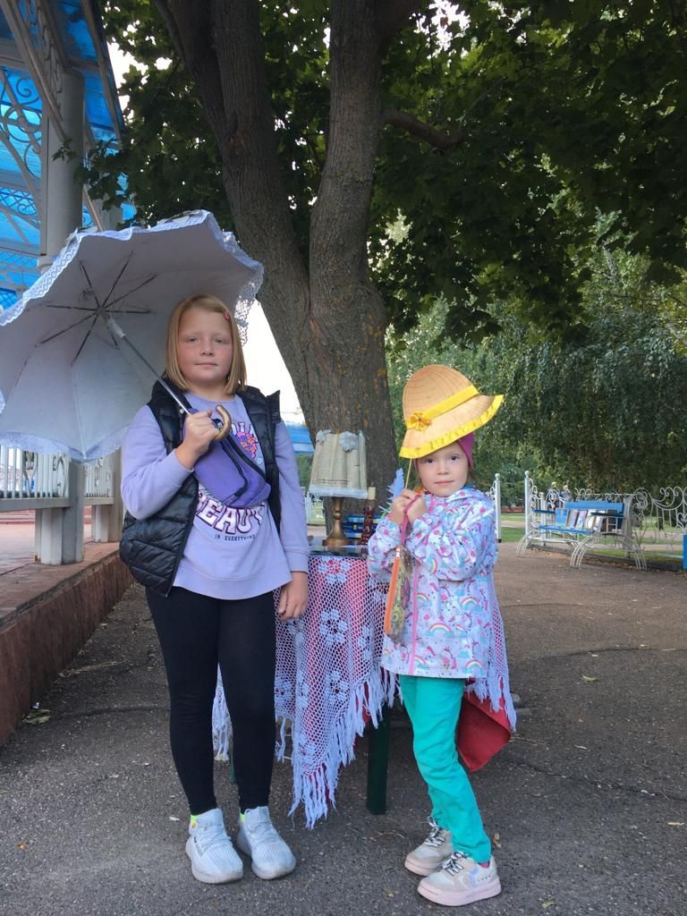 В Скарятинском саду сотрудники чистопольской библиотеки оформили фотозону в  ретро - стиле