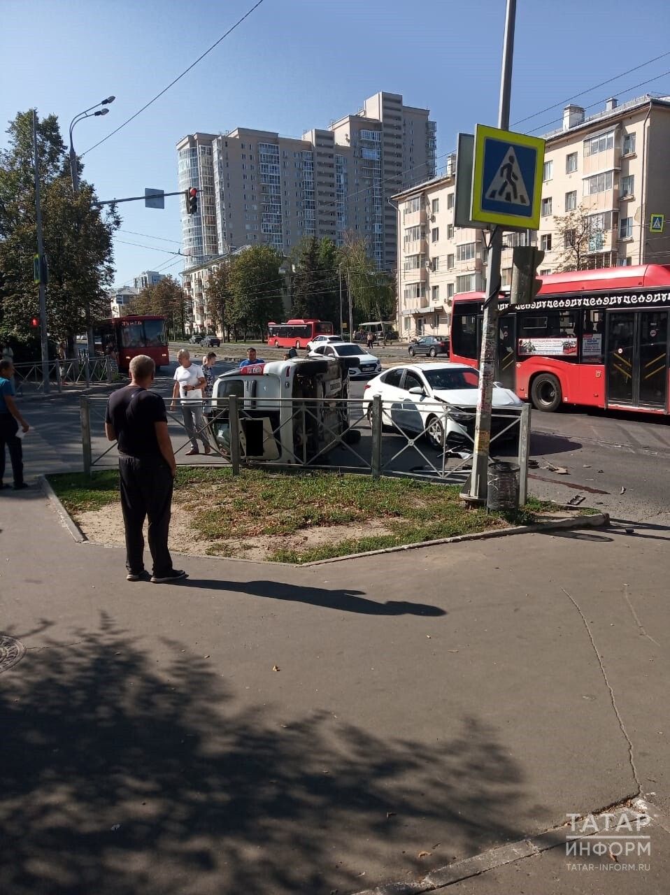 В Казани «Лада Ларгус» опрокинулась на бок на дороге