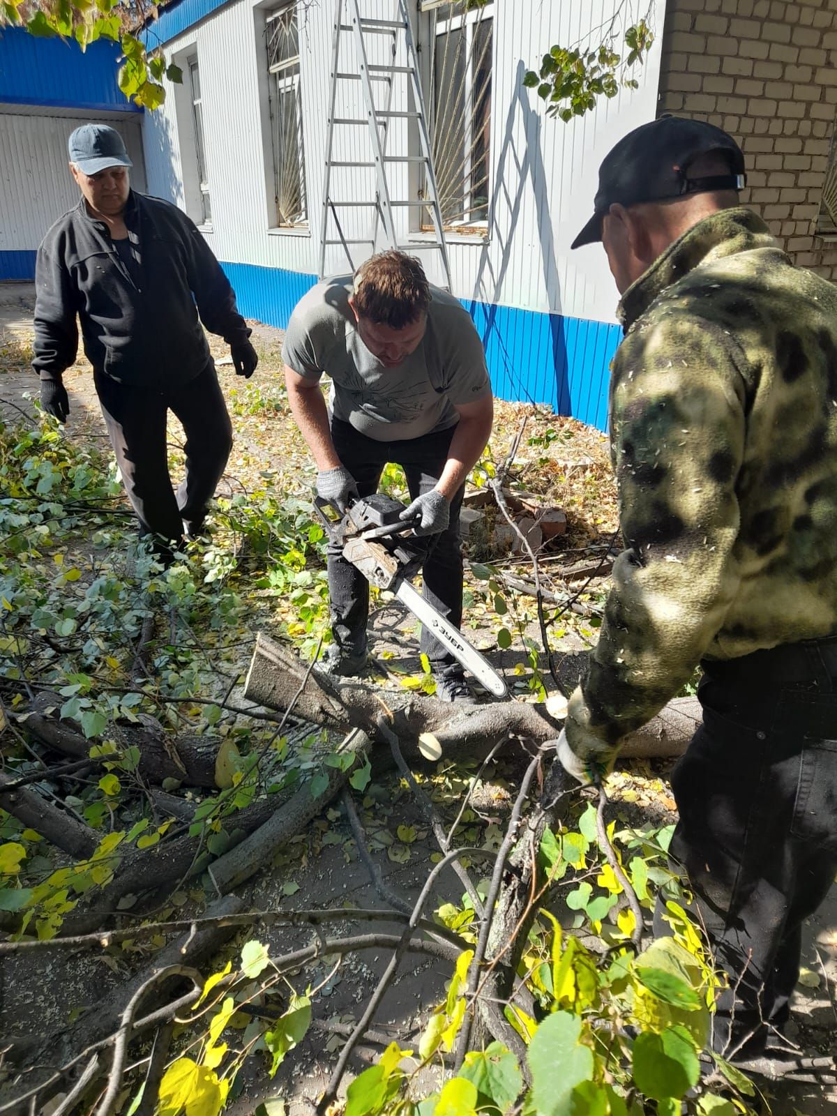 В Чистополе на территории монумента Победы и памятного якоря провели субботник