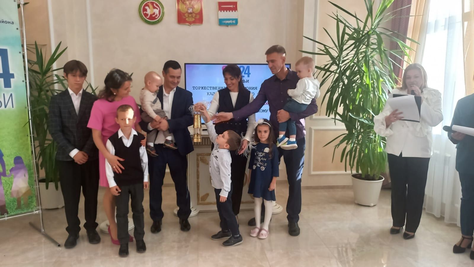 Чистопольская семья приняла капсулу с частичкой семейного очага «Сердце России»