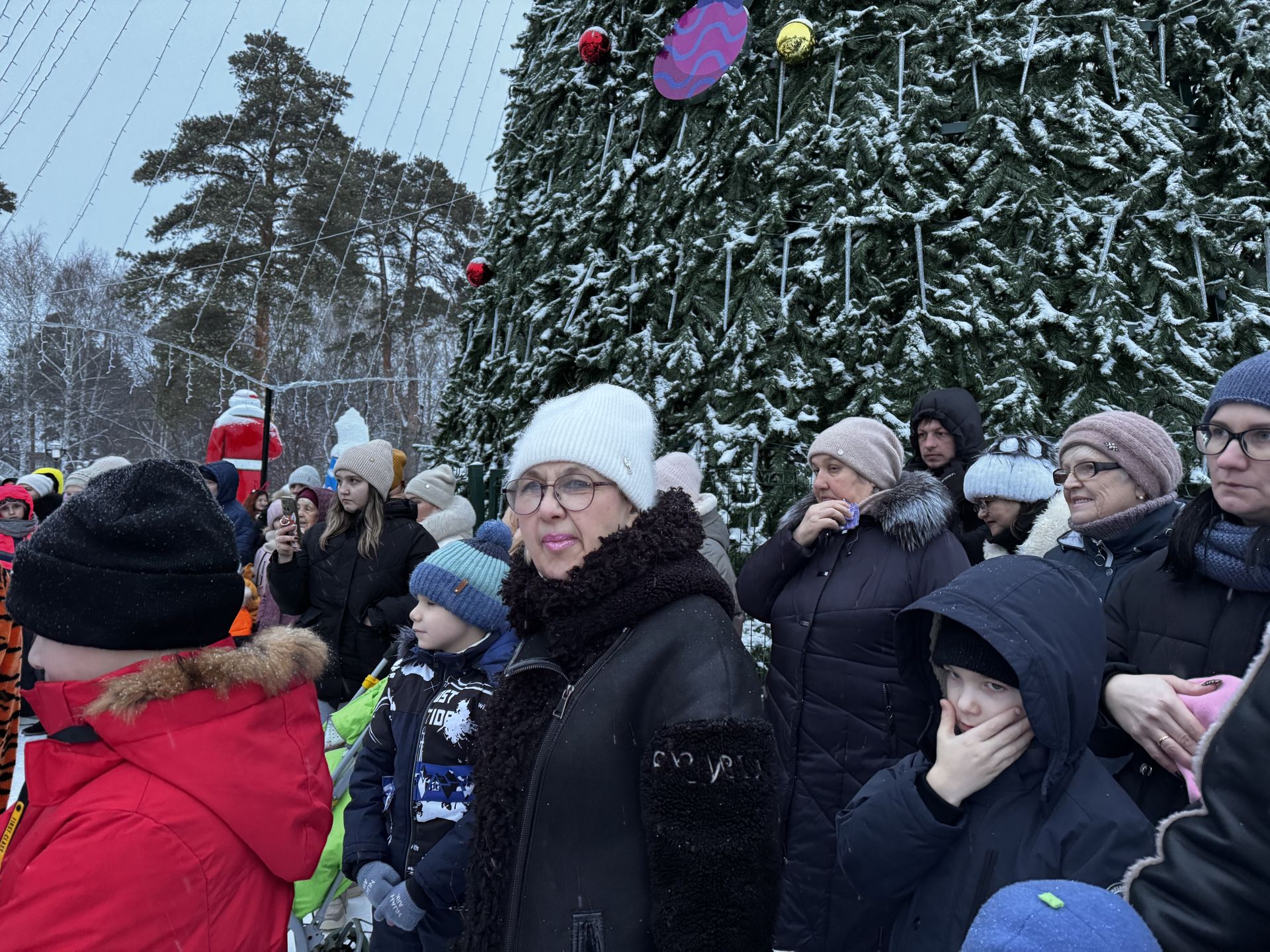 В Скарятинском саду зажгли главную ёлку города