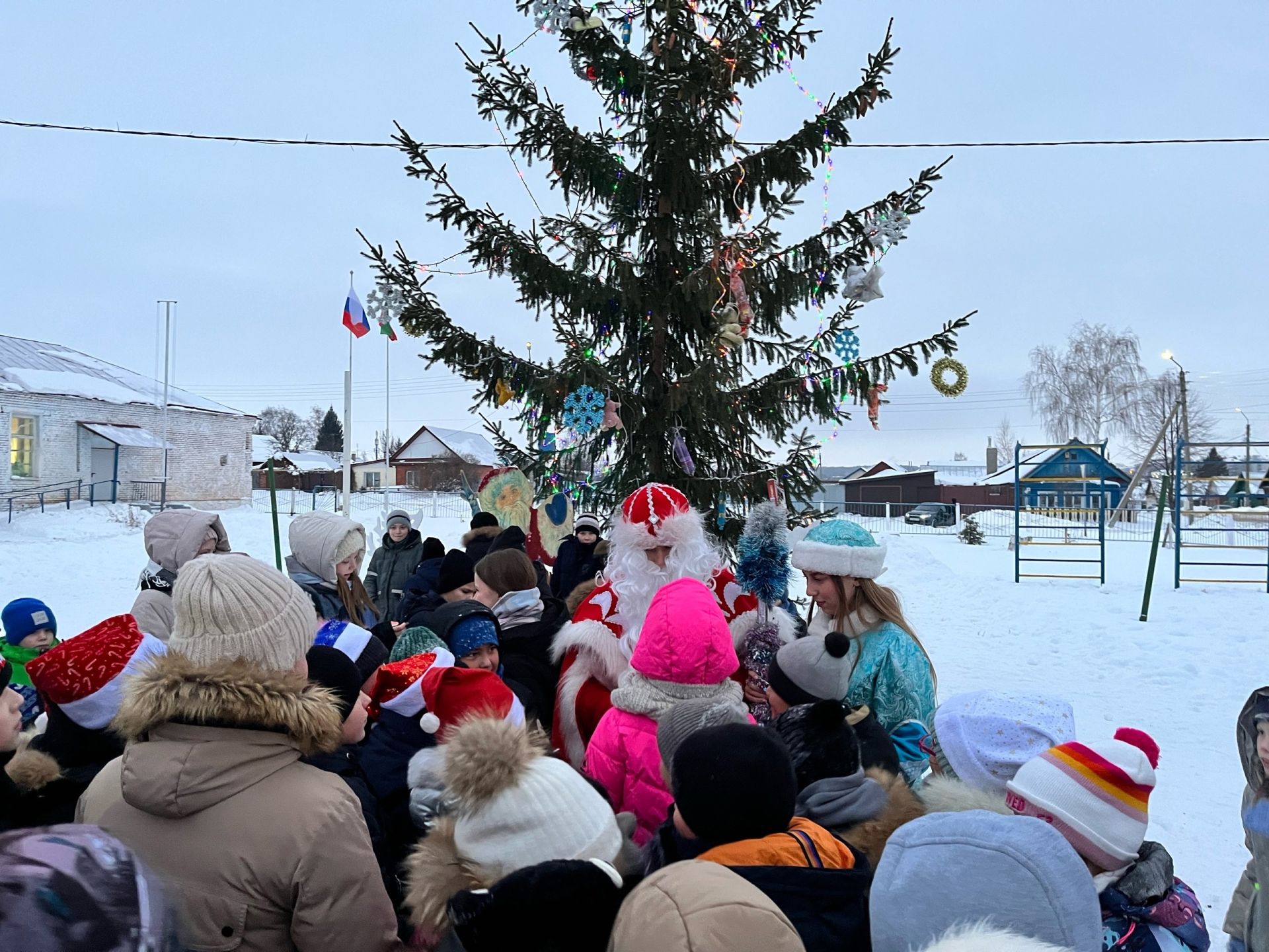В микрорайонах Чистополя продолжаются открытия ёлок