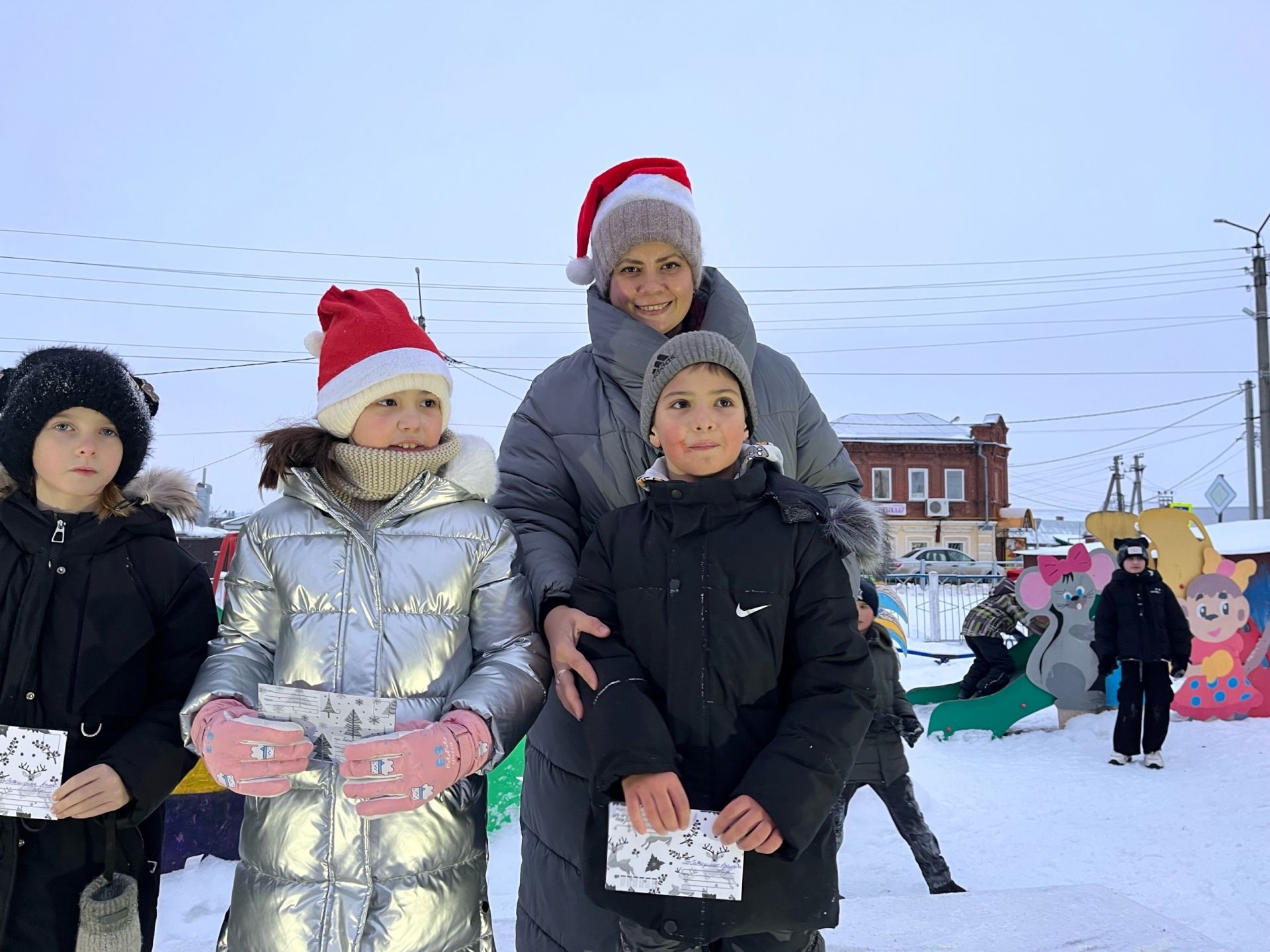 В микрорайонах Чистополя продолжаются открытия ёлок