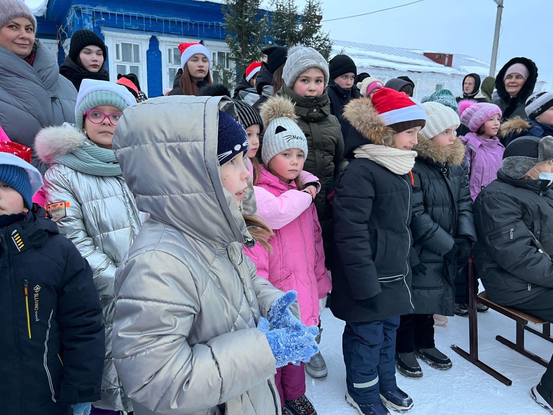 В микрорайонах Чистополя продолжаются открытия ёлок
