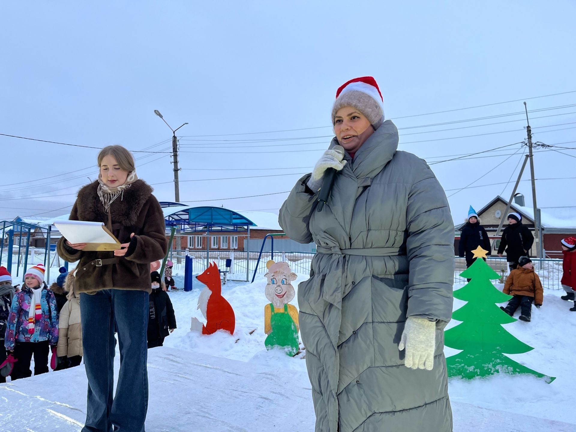 В микрорайонах Чистополя продолжаются открытия ёлок