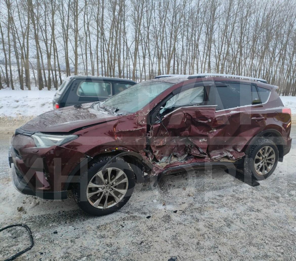 Два человека пострадали в столкновении УАЗ и Toyota в Альметьевске