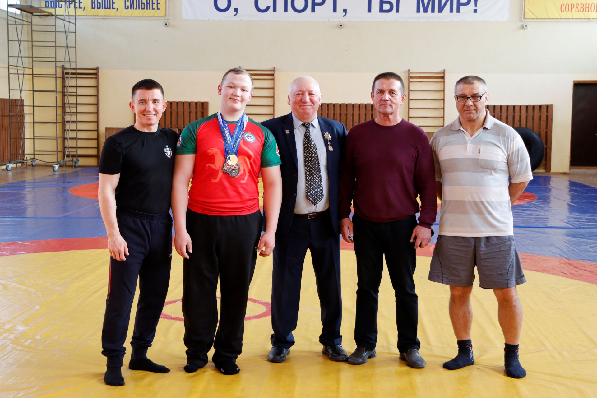 Армрестлер Джалиль Минапов, завоевавший 5 золотых медалей на Первенстве и Чемпионате страны, поделился секретом успеха