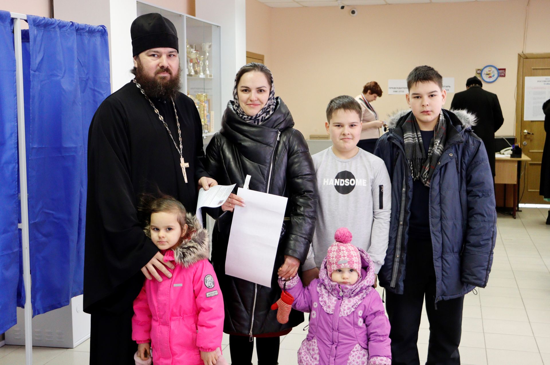 Многодетная семья Тихоновых приняла участие в выборах Президента страны