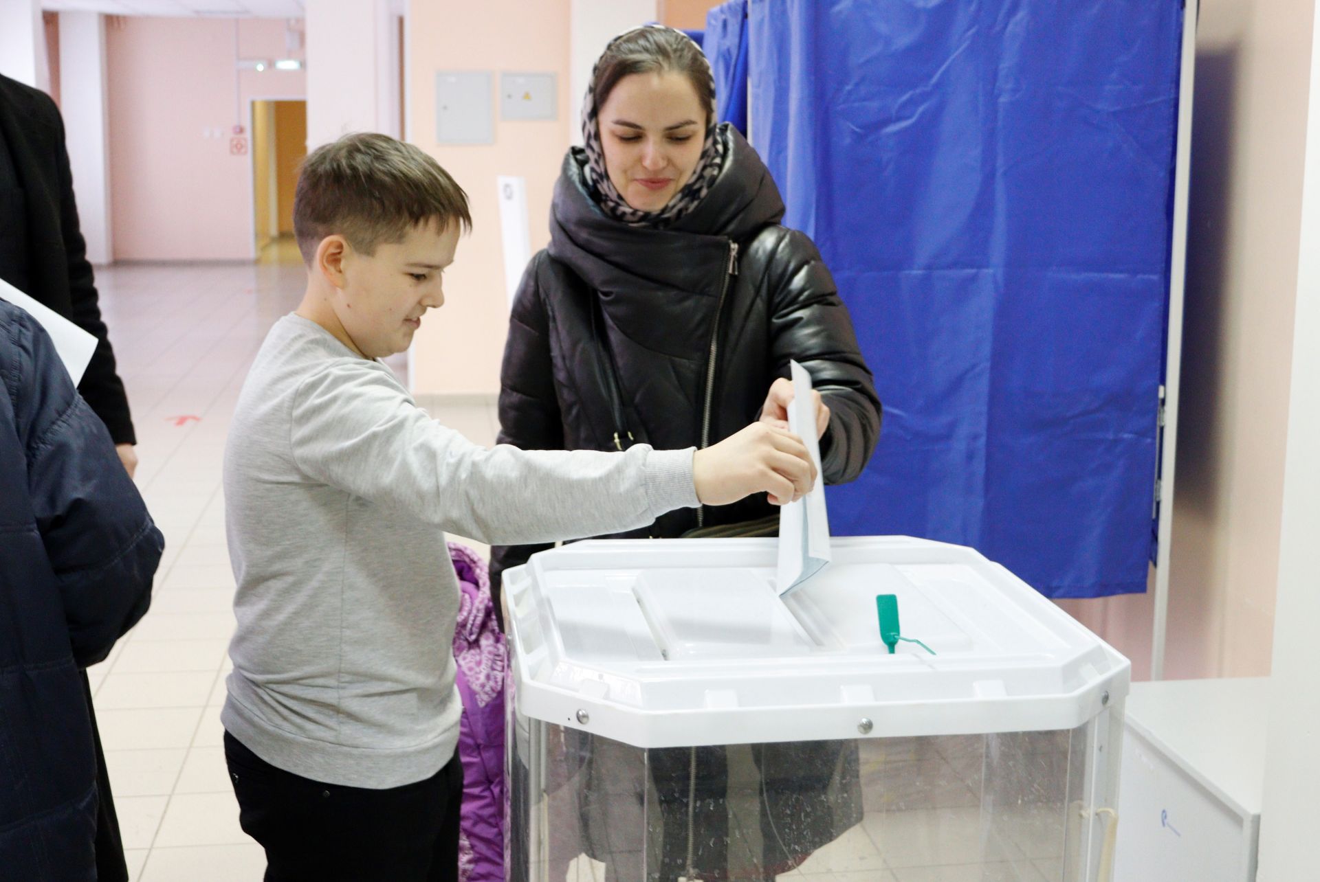 Многодетная семья Тихоновых приняла участие в выборах Президента страны