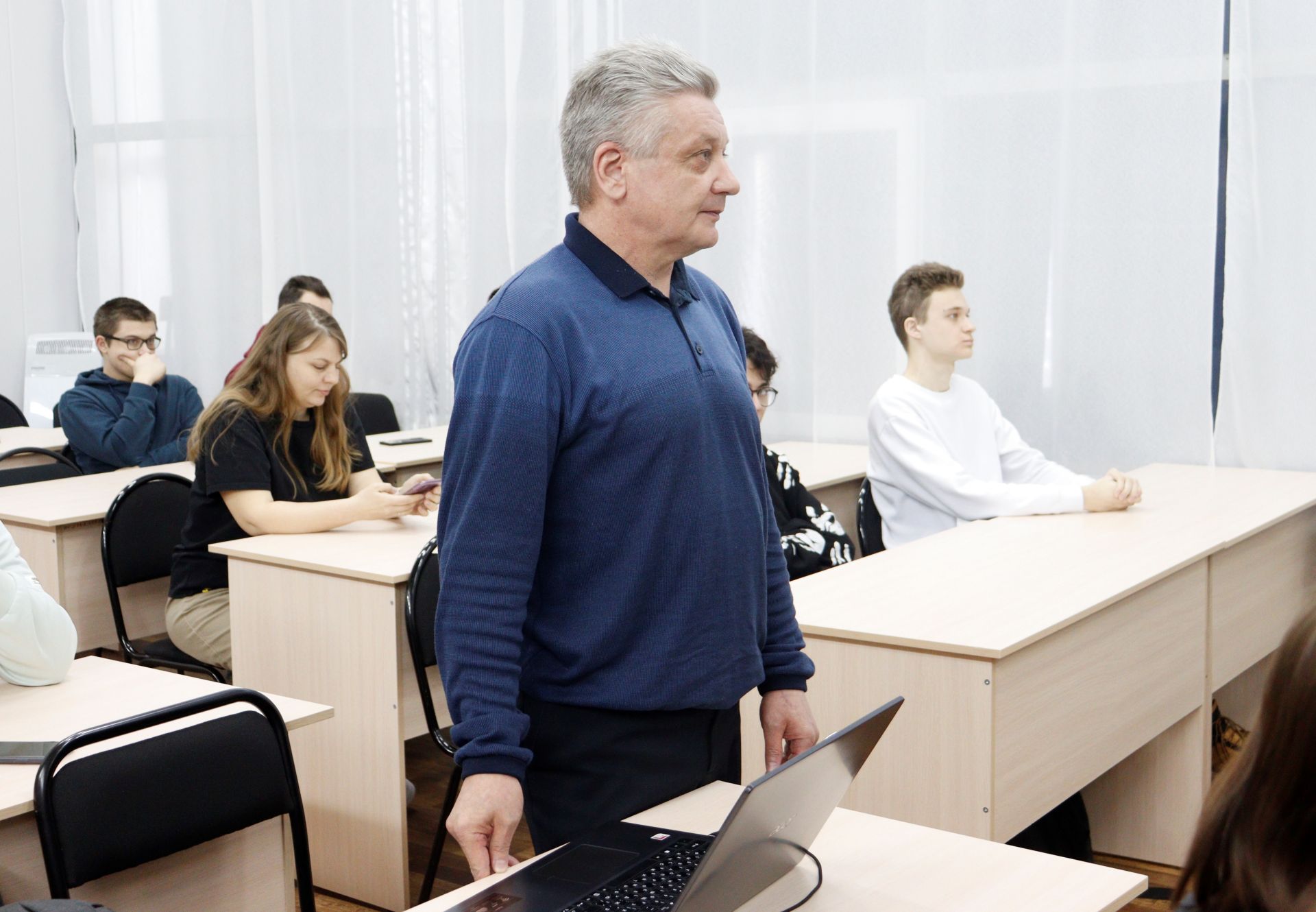 Олег Морозов вручил именную стипендию отличившимся чистопольским студентам