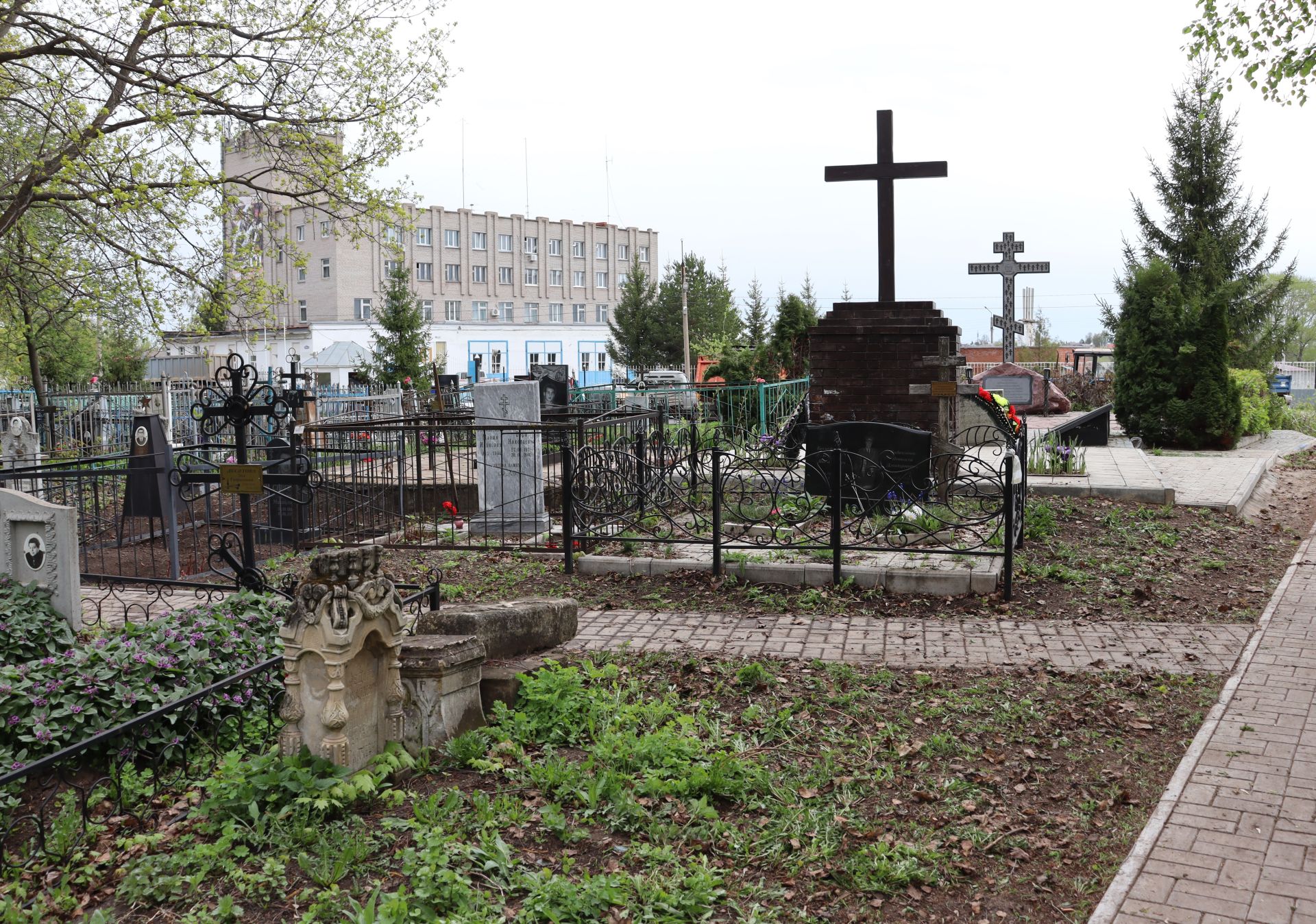 На Чистопольском кладбище прошел субботник