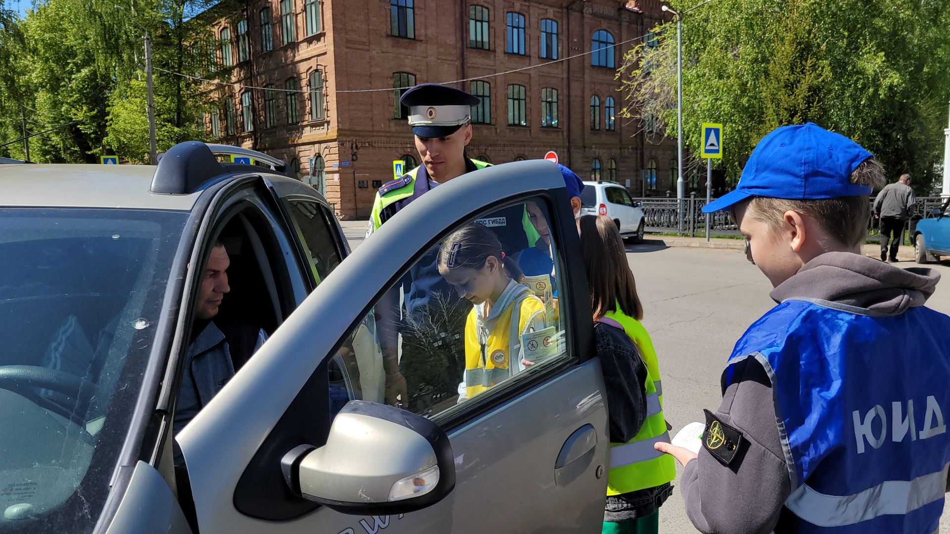 В Чистополе прошла акция «Водитель! Не бросай мусор из машины!»