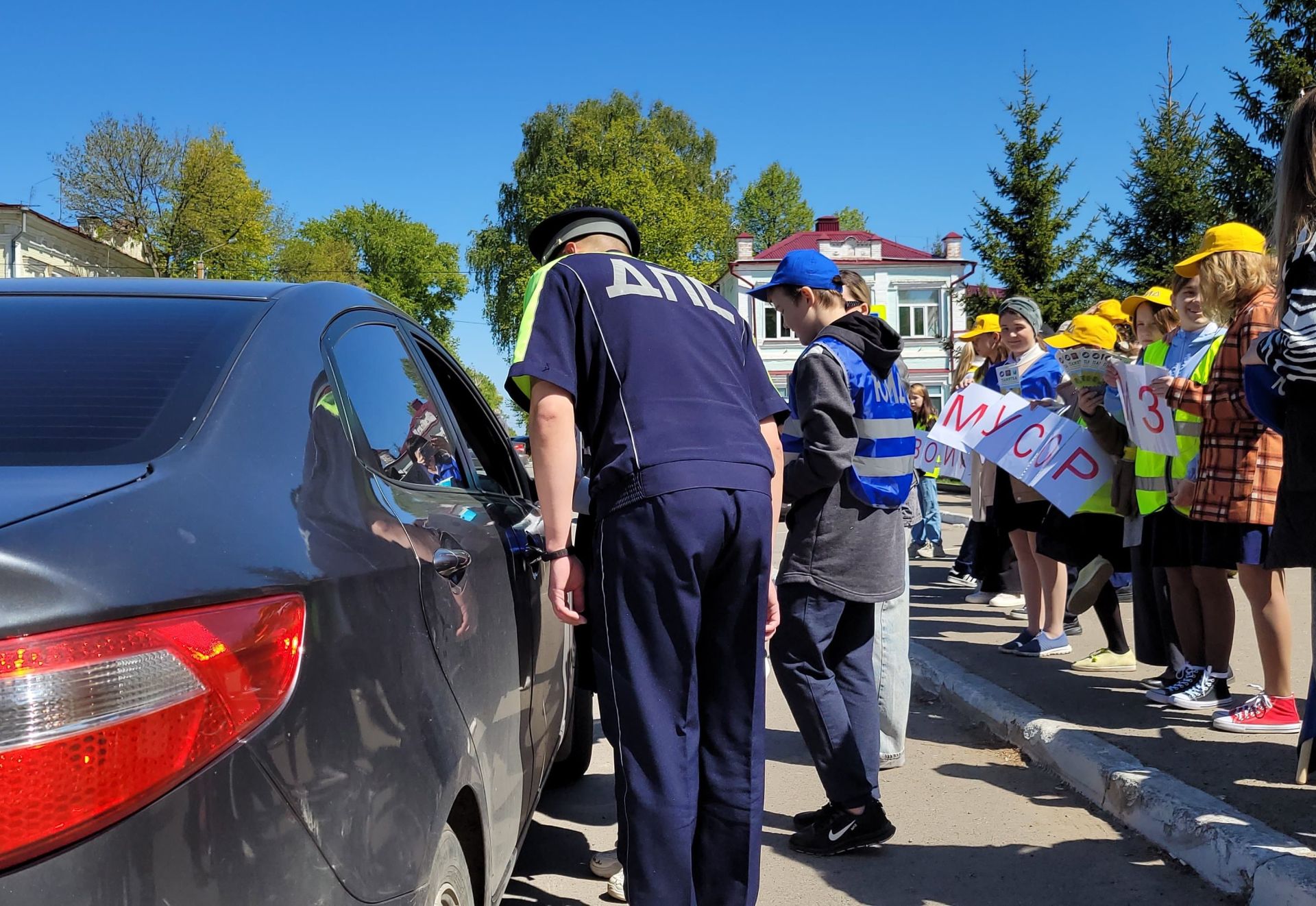 В Чистополе прошла акция «Водитель! Не бросай мусор из машины!»