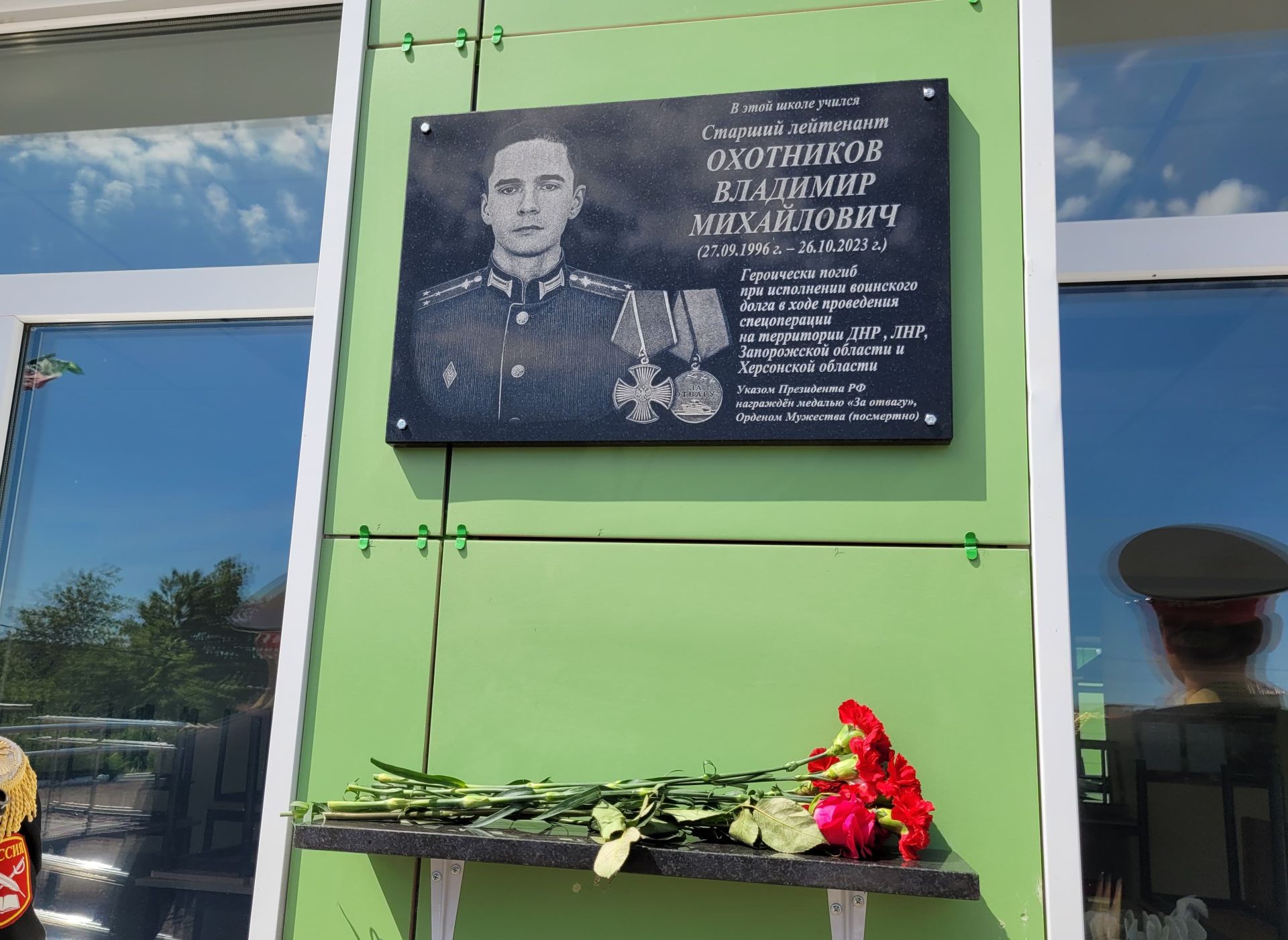 В Чистополе на стенах школ установили мемориальные доски в память об участниках СВО
