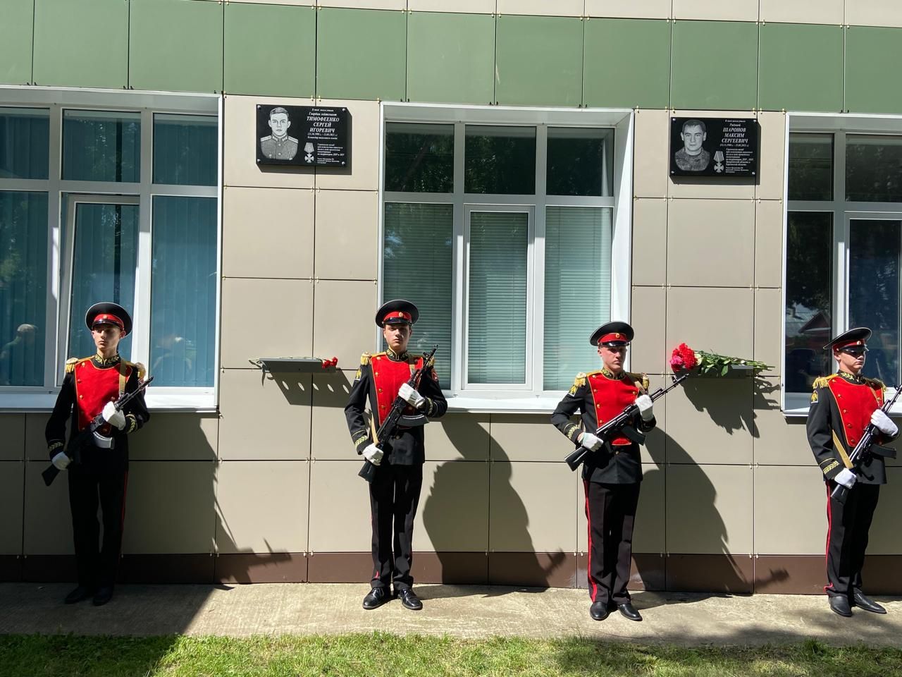 В Чистополе на стенах школ установили мемориальные доски в память об участниках СВО