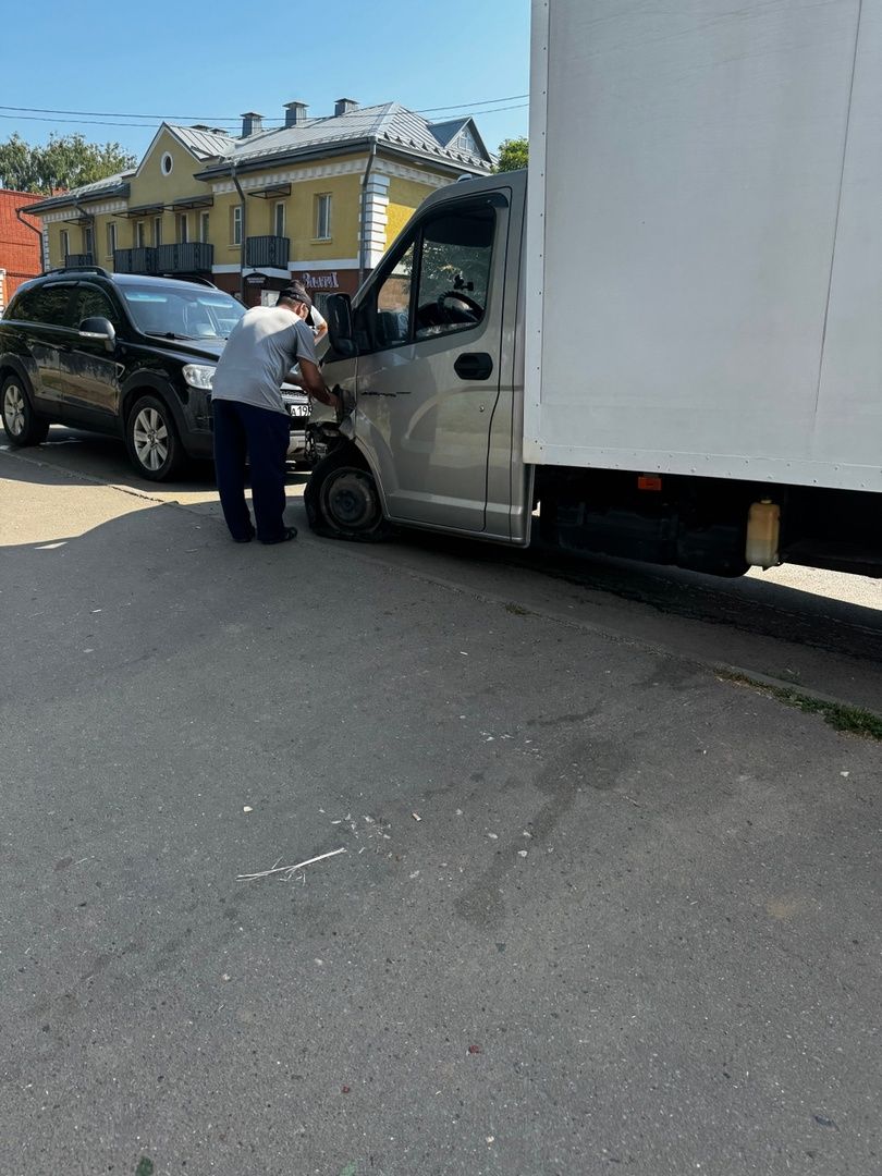 В Чистополе в центре города столкнулись ГАЗель и Нива