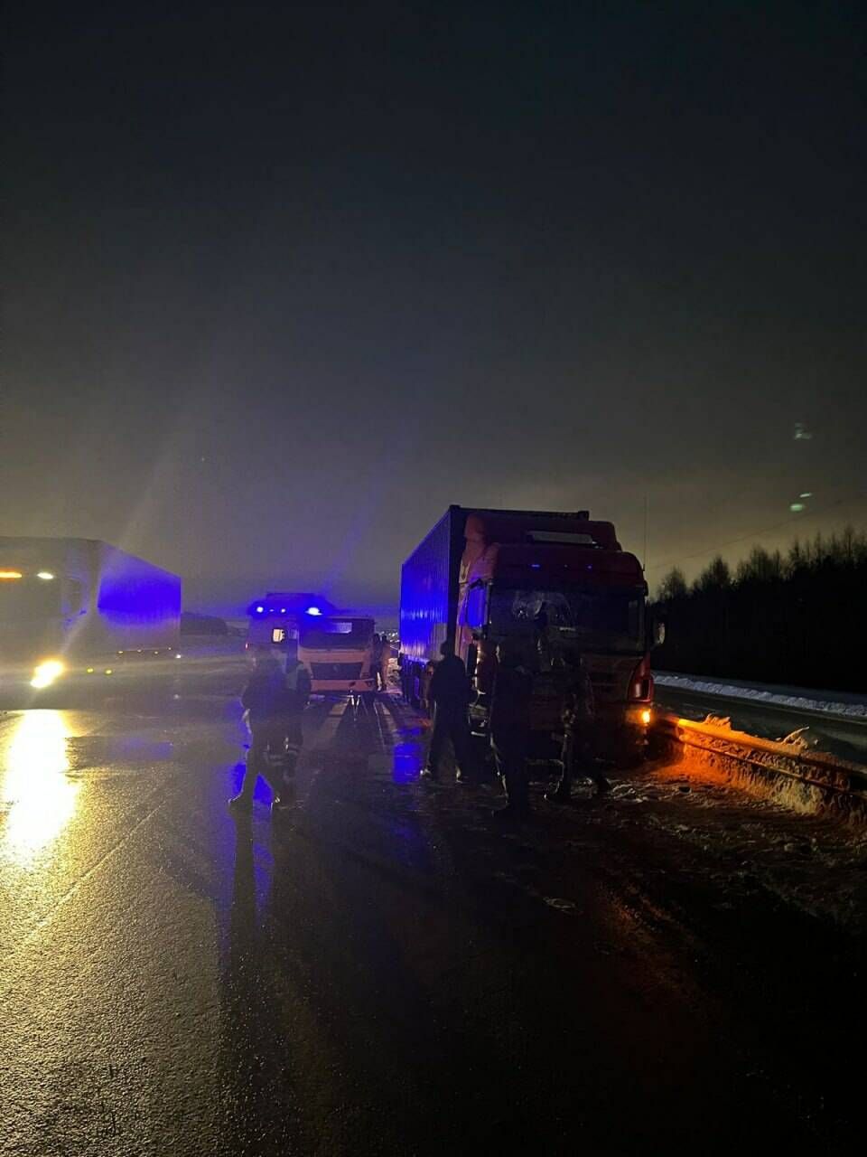 ДТП с участием трех грузовиков произошло на трассе М7 в Татарстане