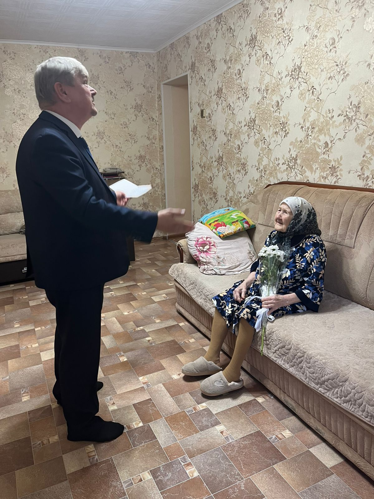 В Международный день пожилых людей Михаил Ксенофонтов поздравил старейшую жительницу Чистополя