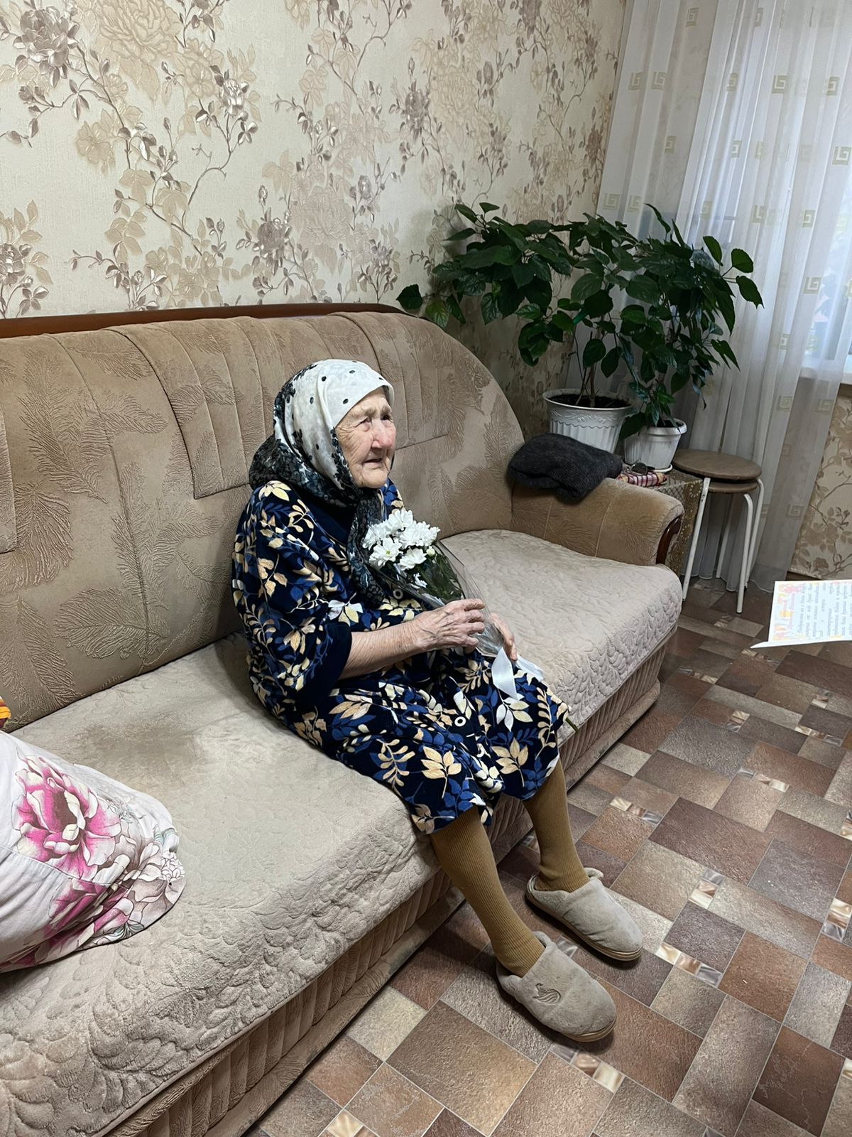 В Международный день пожилых людей Михаил Ксенофонтов поздравил старейшую жительницу Чистополя