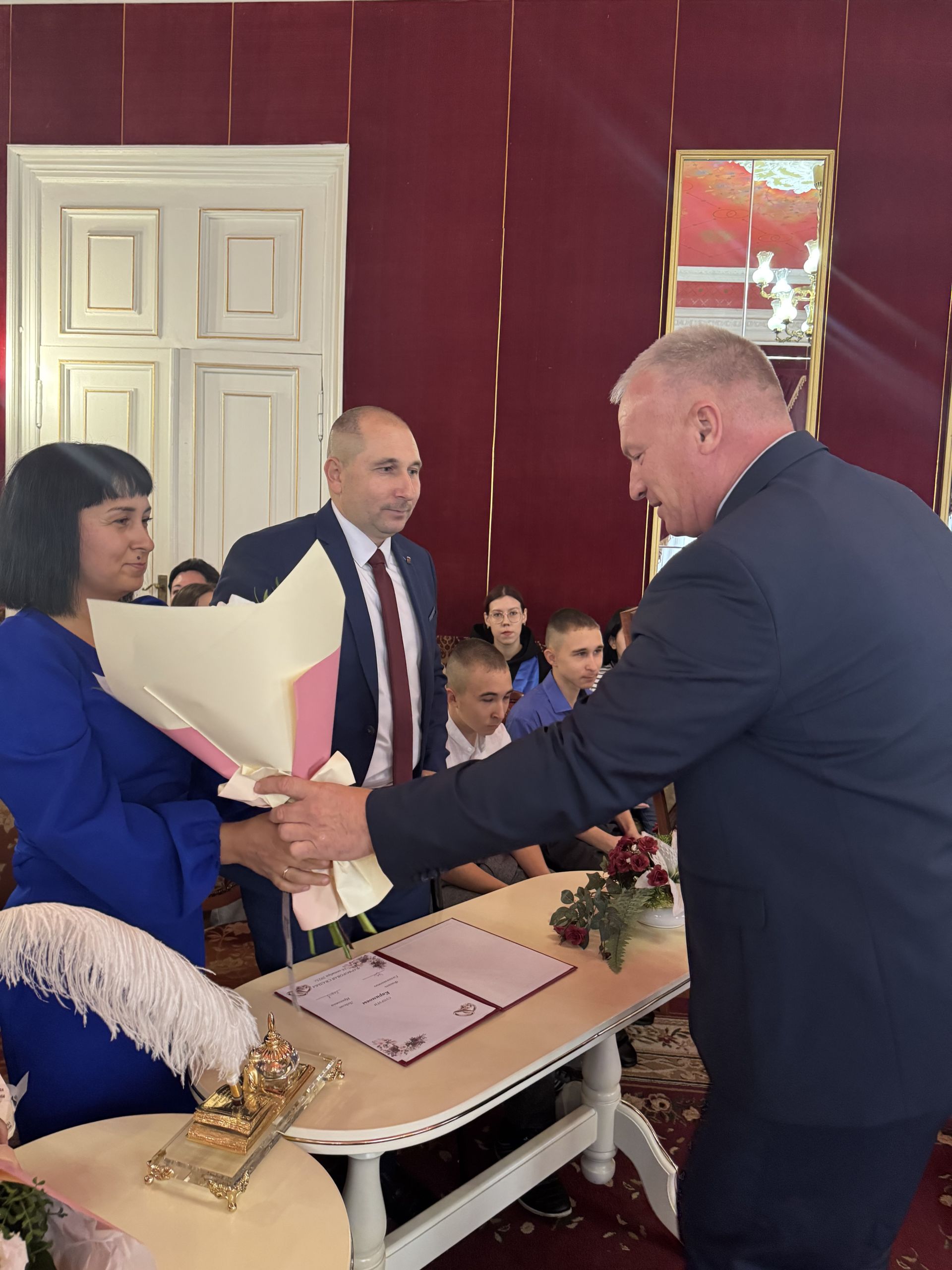 В Чистопольском Дворце бракосочетания чествовали юбиляров супружеской жизни