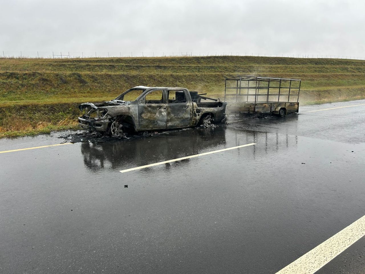 Пожар в подъезде и сгоревший автомобиль: в Чистопольском районе произошли два возгорания