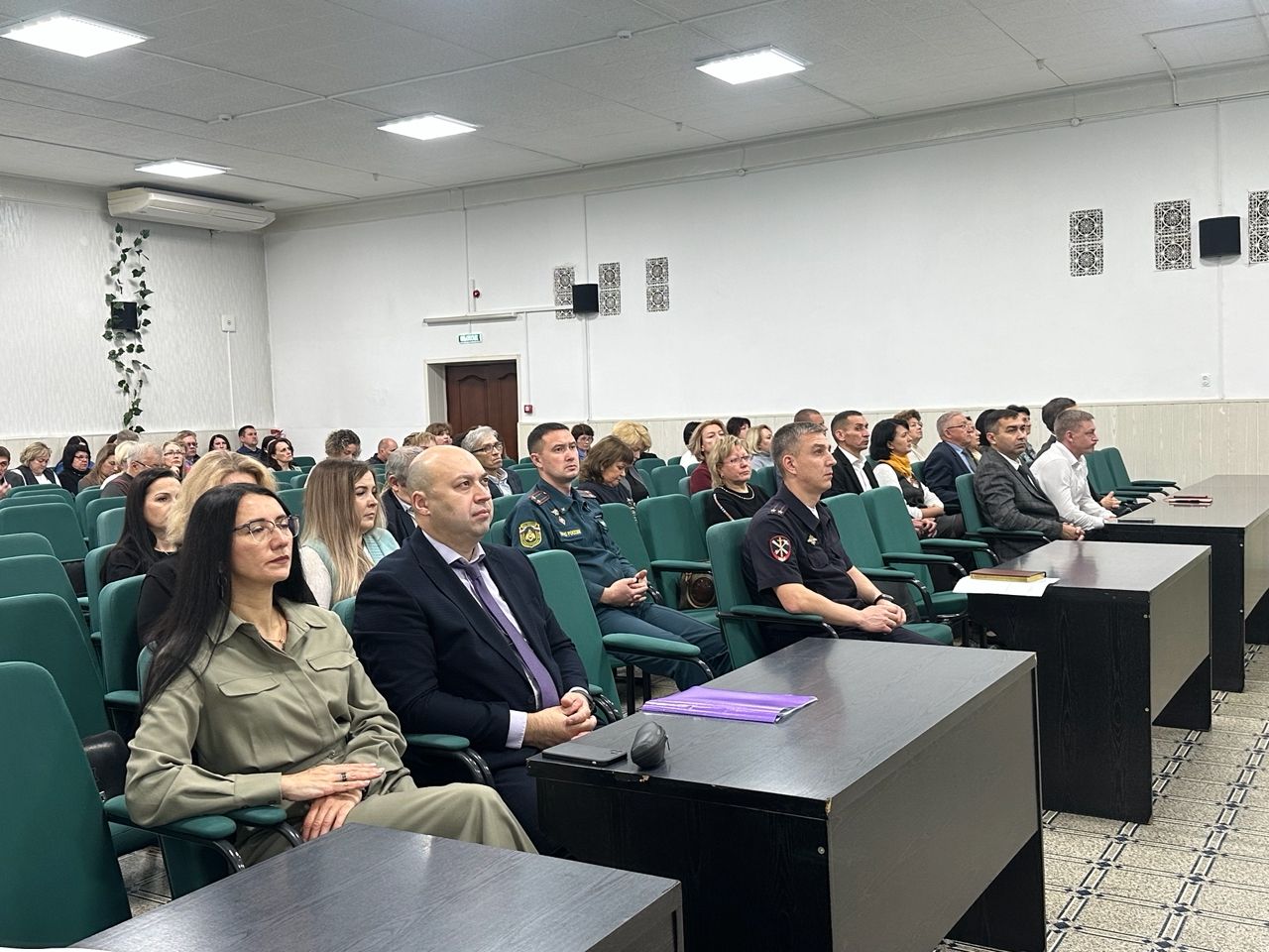 О работе МФЦ, темпах уборки урожая и оперативной обстановке доложили главе Чистопольского района