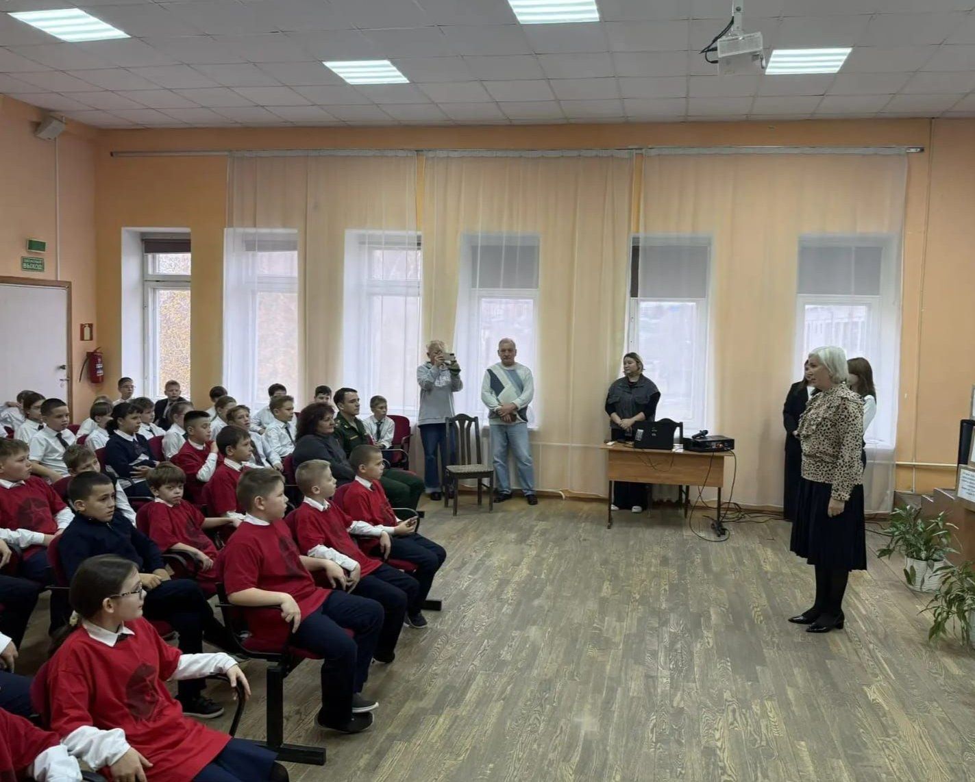 На уроке мужества в чистопольской школе волонтерам передали гуманитарную помощь для бойцов СВО