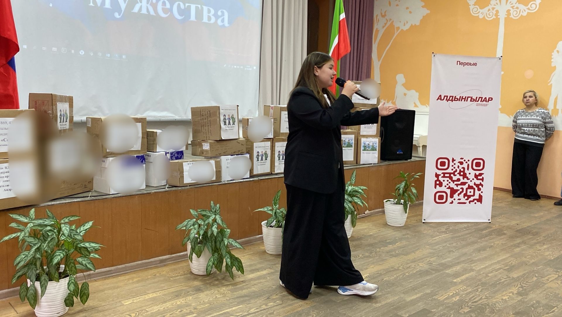 На уроке мужества в чистопольской школе волонтерам передали гуманитарную помощь для бойцов СВО