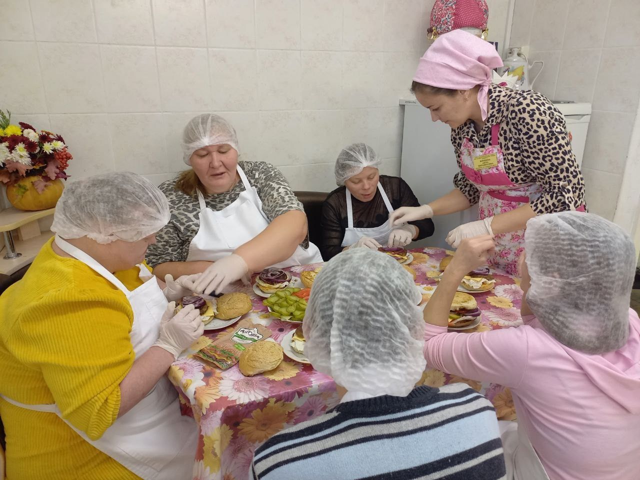 В чистопольском доме-интернате прошёл кулинарный мастер-класс «Бургерная магия»